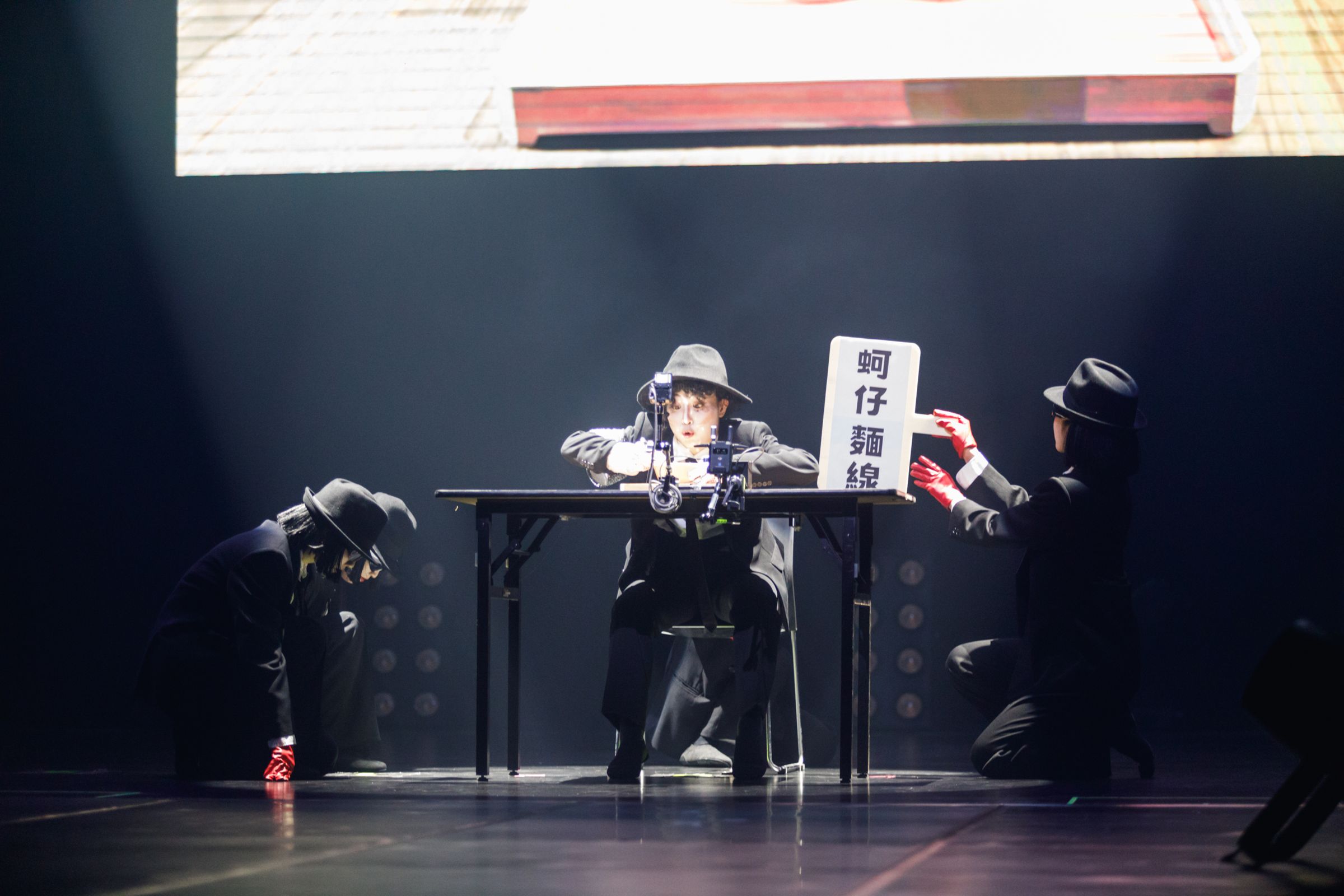 avantgardey舞者Seira在舞台上大吃蚵仔麵線。(B’in Live Entertainment提供)