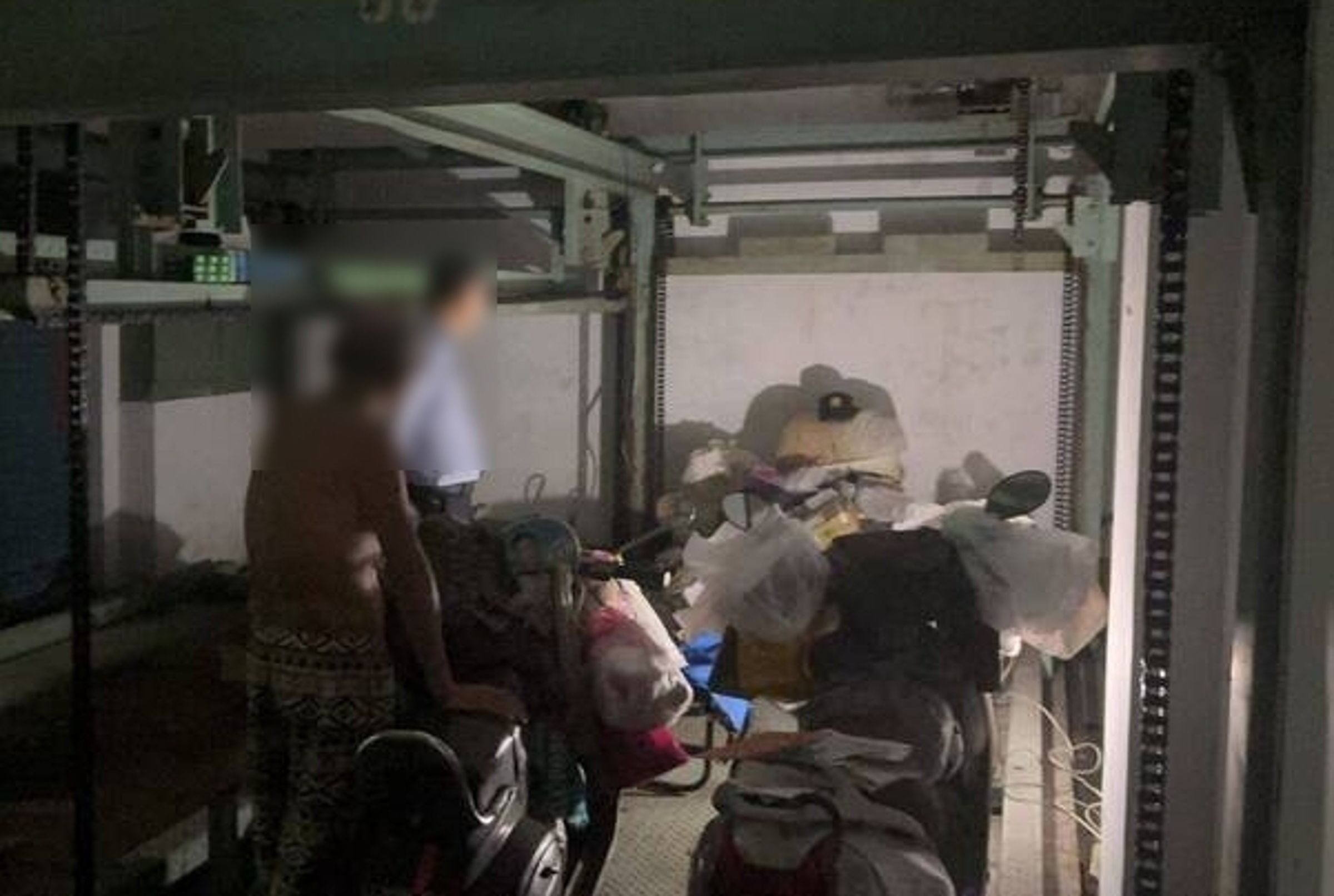 高雄一名7旬老翁房屋遭法拍後,寄居在該社區地下室的機械車位長達2年。(翻攝畫面)