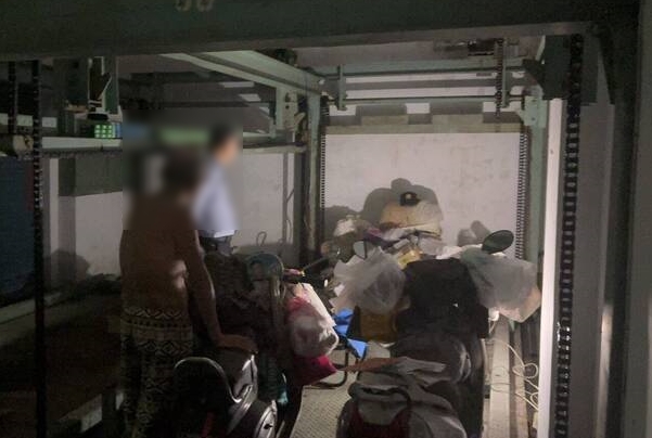 高雄一名7旬老翁房屋遭法拍後，寄居在該社區地下室的機械車位長達2年。（翻攝畫面）