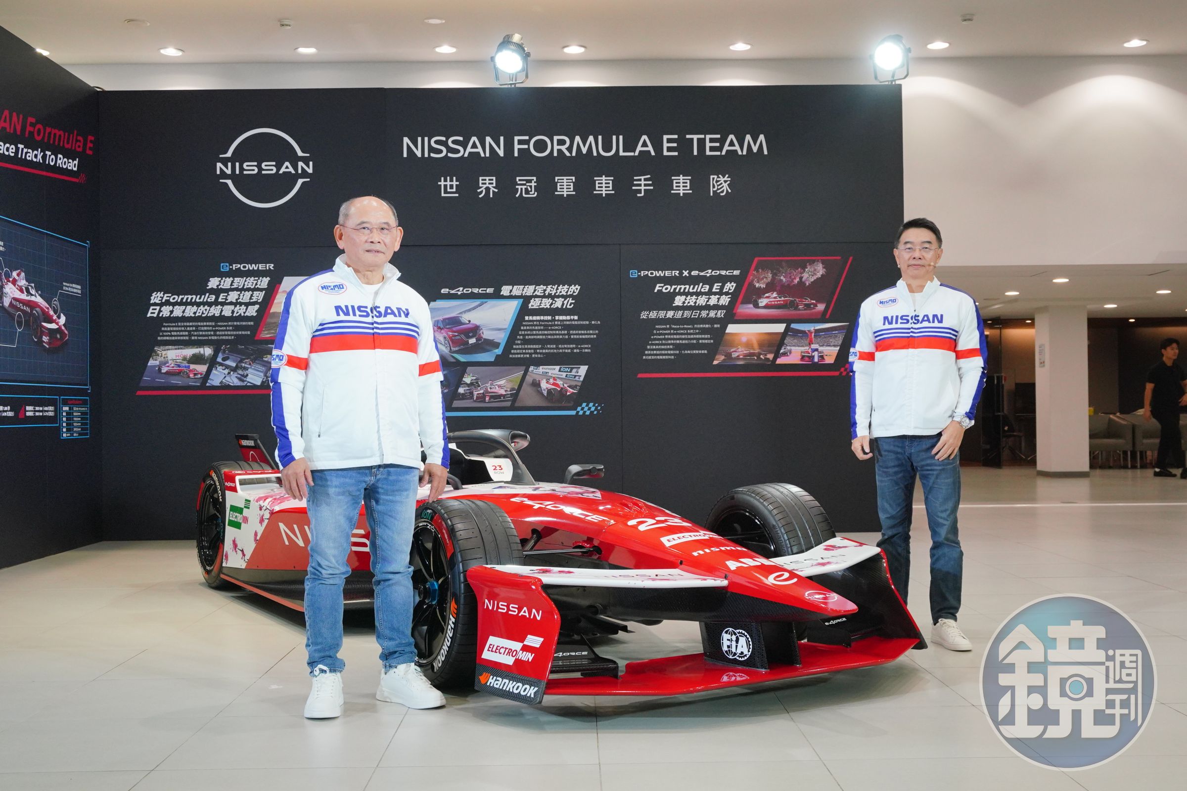 裕日車總經理姚振祥（左）今日出席自家所舉辦的「2026台北車展Formula E首發預賞」活動。
