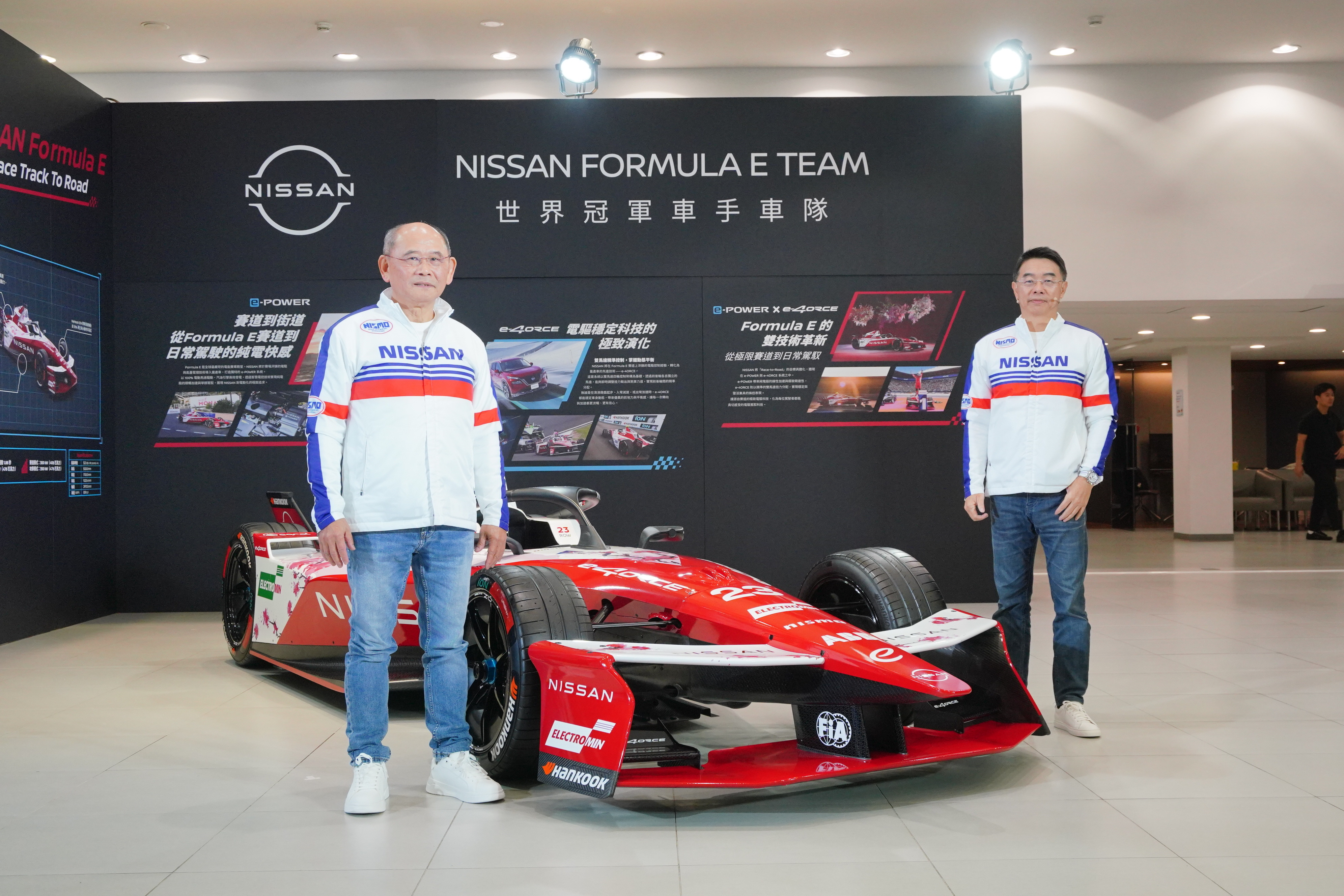 裕日車總經理姚振祥（左）今日出席自家所舉辦的「2026台北車展Formula E首發預賞」活動。