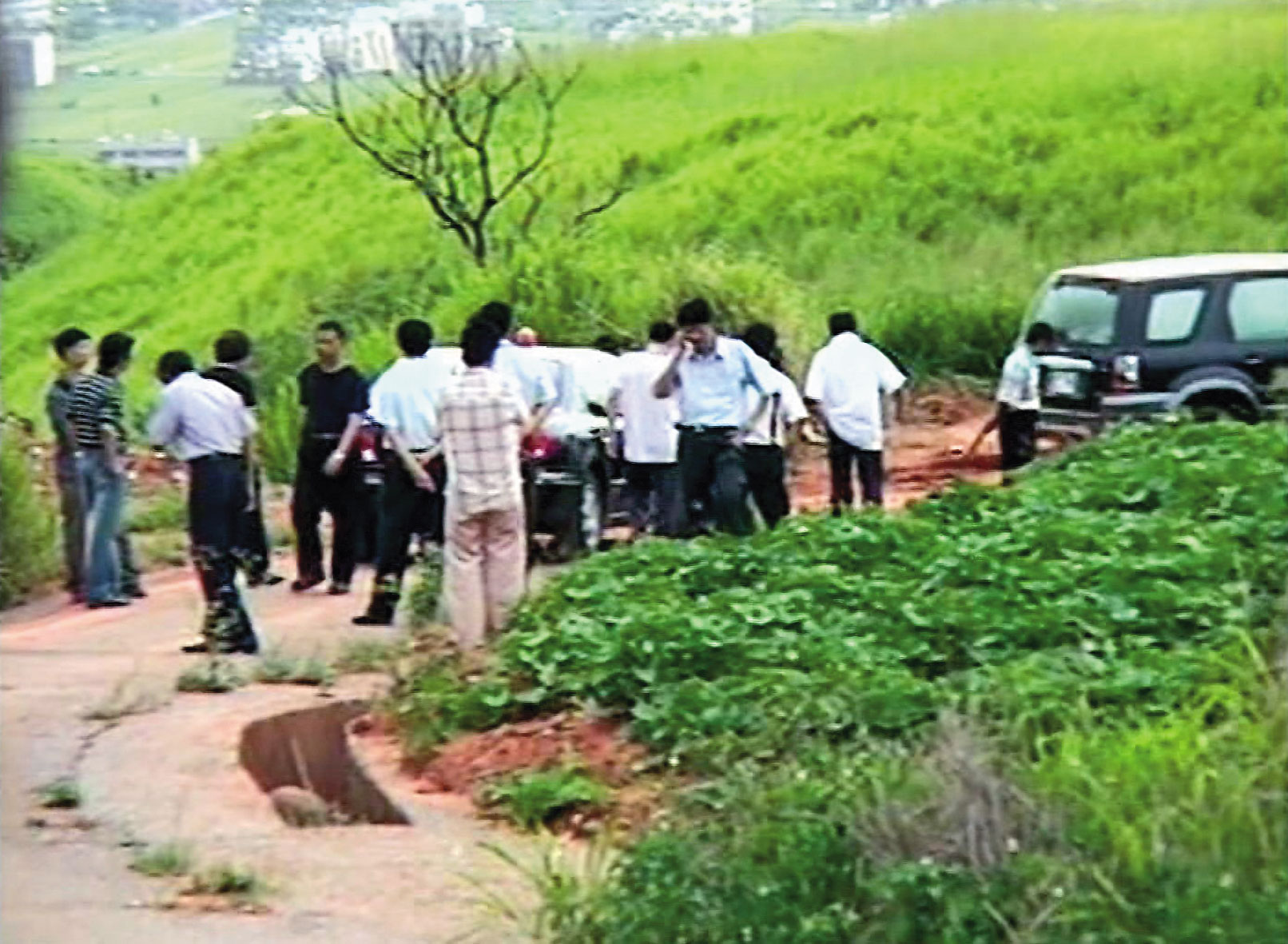 陳女無法指明棄屍確切地點,警方只能動員大批人力進行地毯式搜尋。(東森新聞提供)