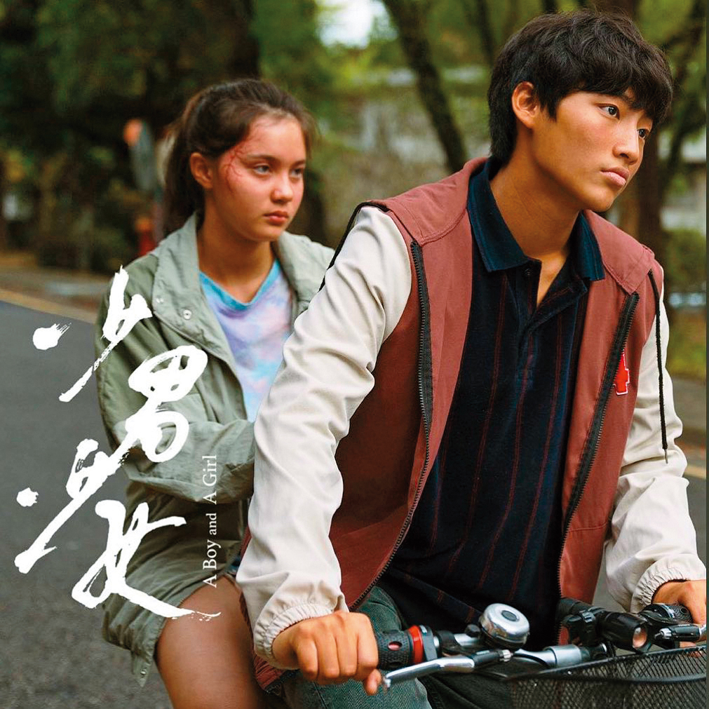 拍《少男少女》，胡語恆（右）最大的挑戰居然是騎腳踏車，不會騎腳踏車的他學了很久才學會，常把被載的尹茜蕾（左）嚇得大叫。（翻攝自胡語恆IG）