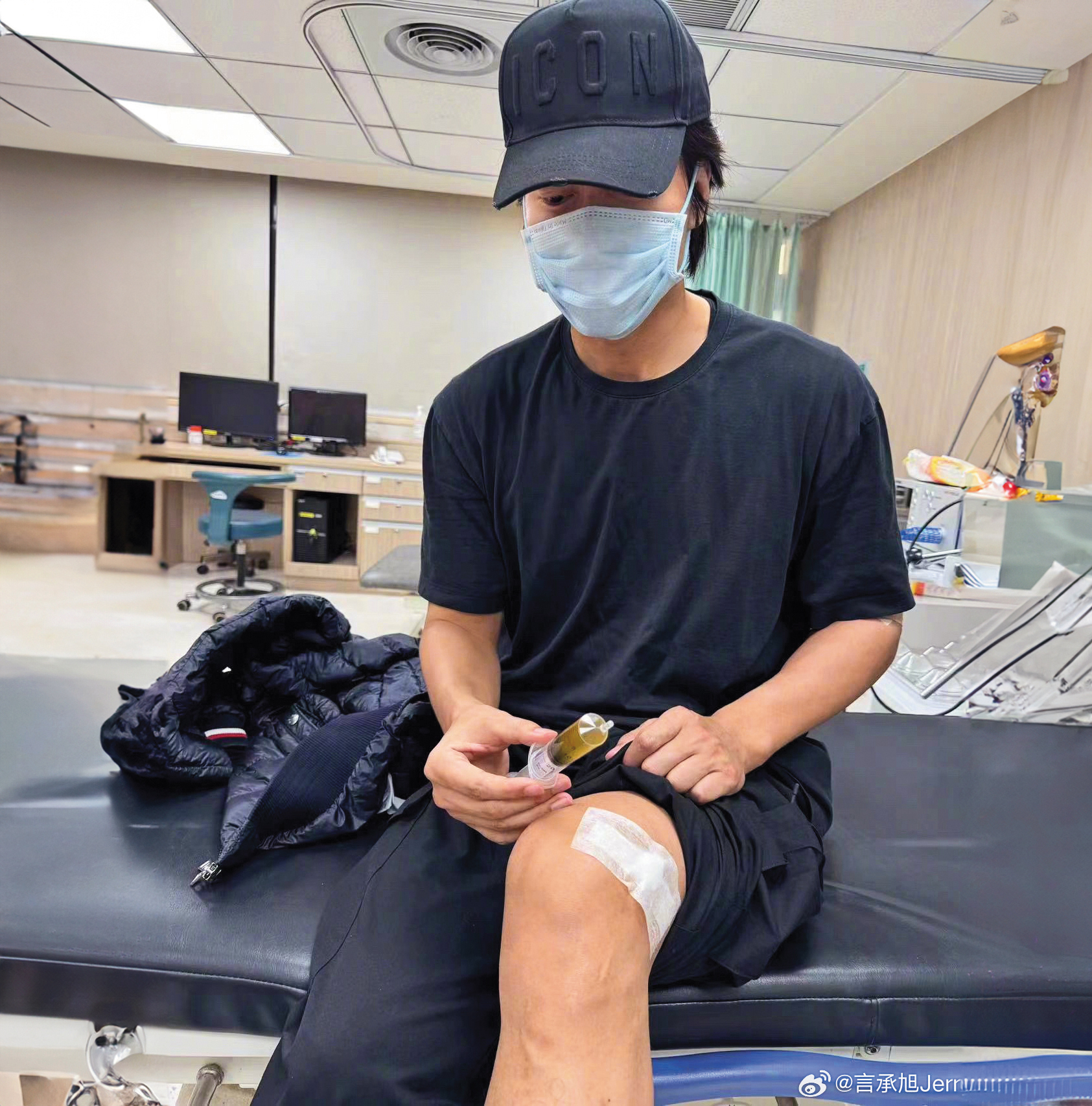 言承旭6月底po出膝蓋抽出積水的畫面,消腫後才減低疼痛。(翻攝自言承旭微博)