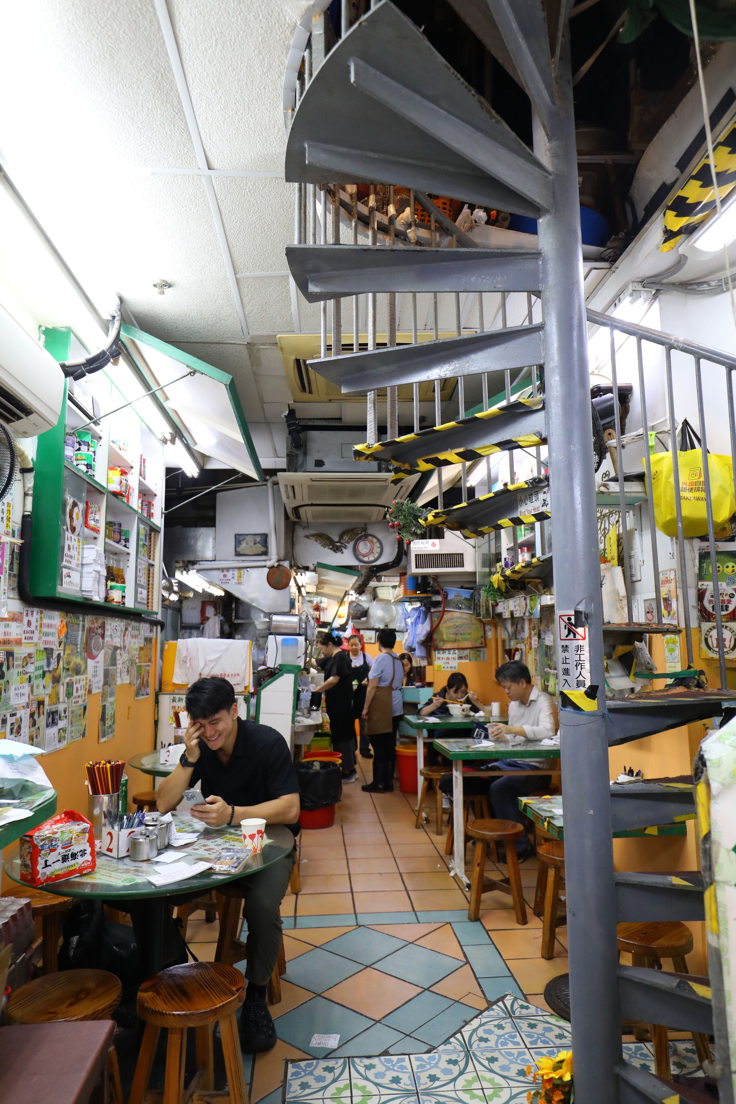 除了一樓外,旋轉樓梯通往二樓用餐區,座位多,翻桌也快。