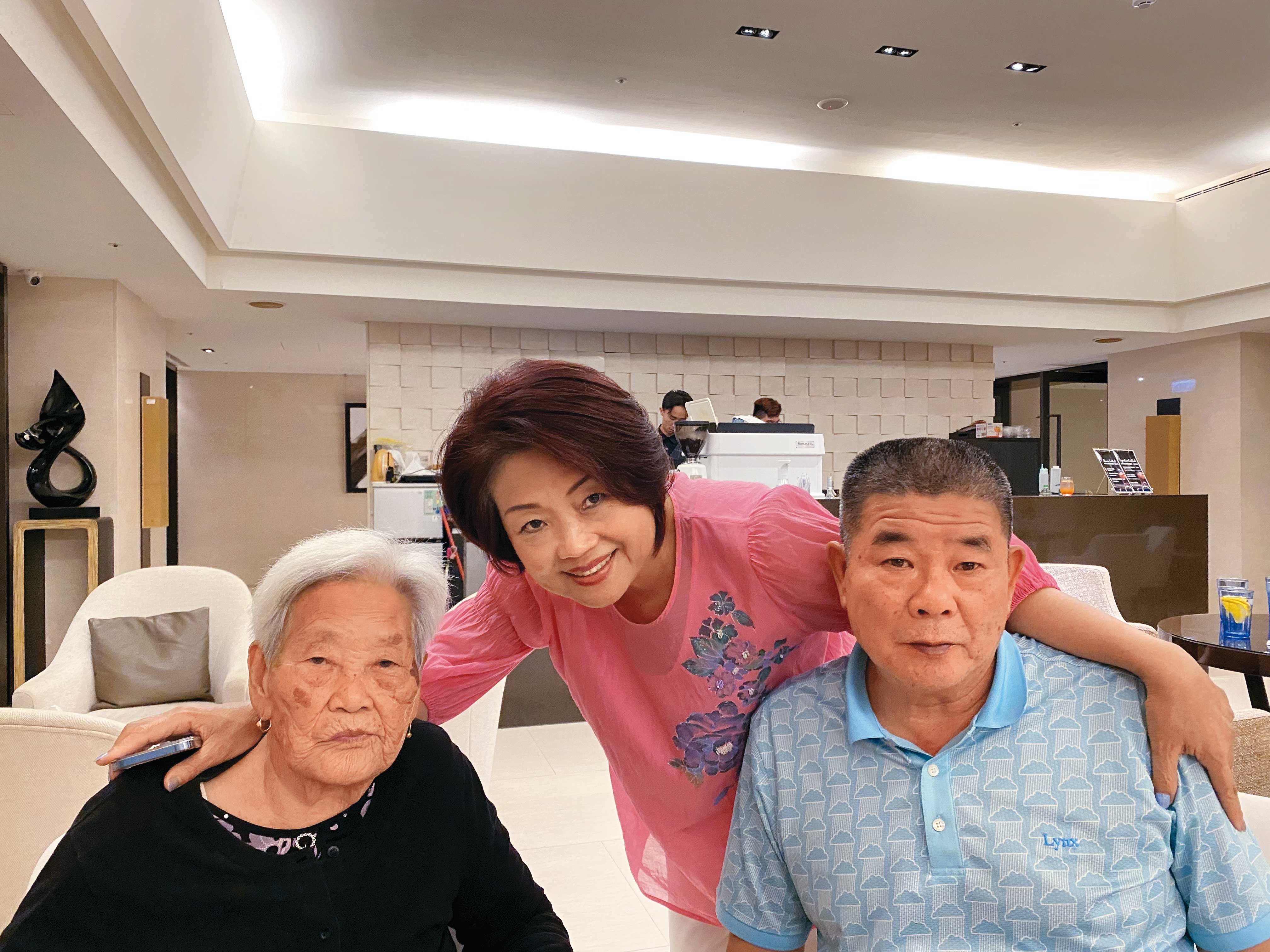 謝文旭（右1）相當孝順，因媽媽（左1）年長無法使用按摩椅，產生發明律動椅的動力。（謝文旭提供）