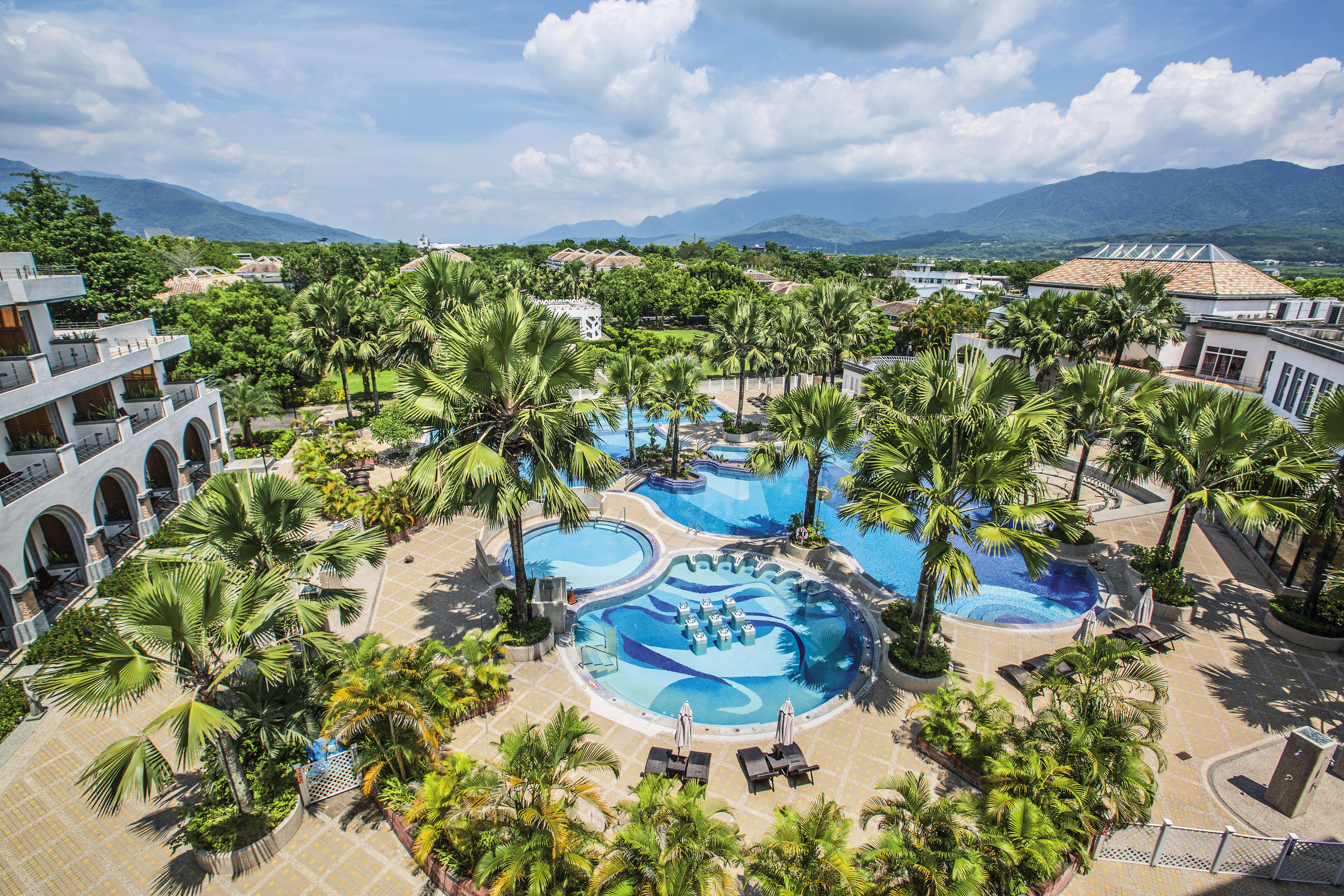 日暉國際渡假村（圖）位於台東池上，藝人金城武拍廣告時曾經入住。