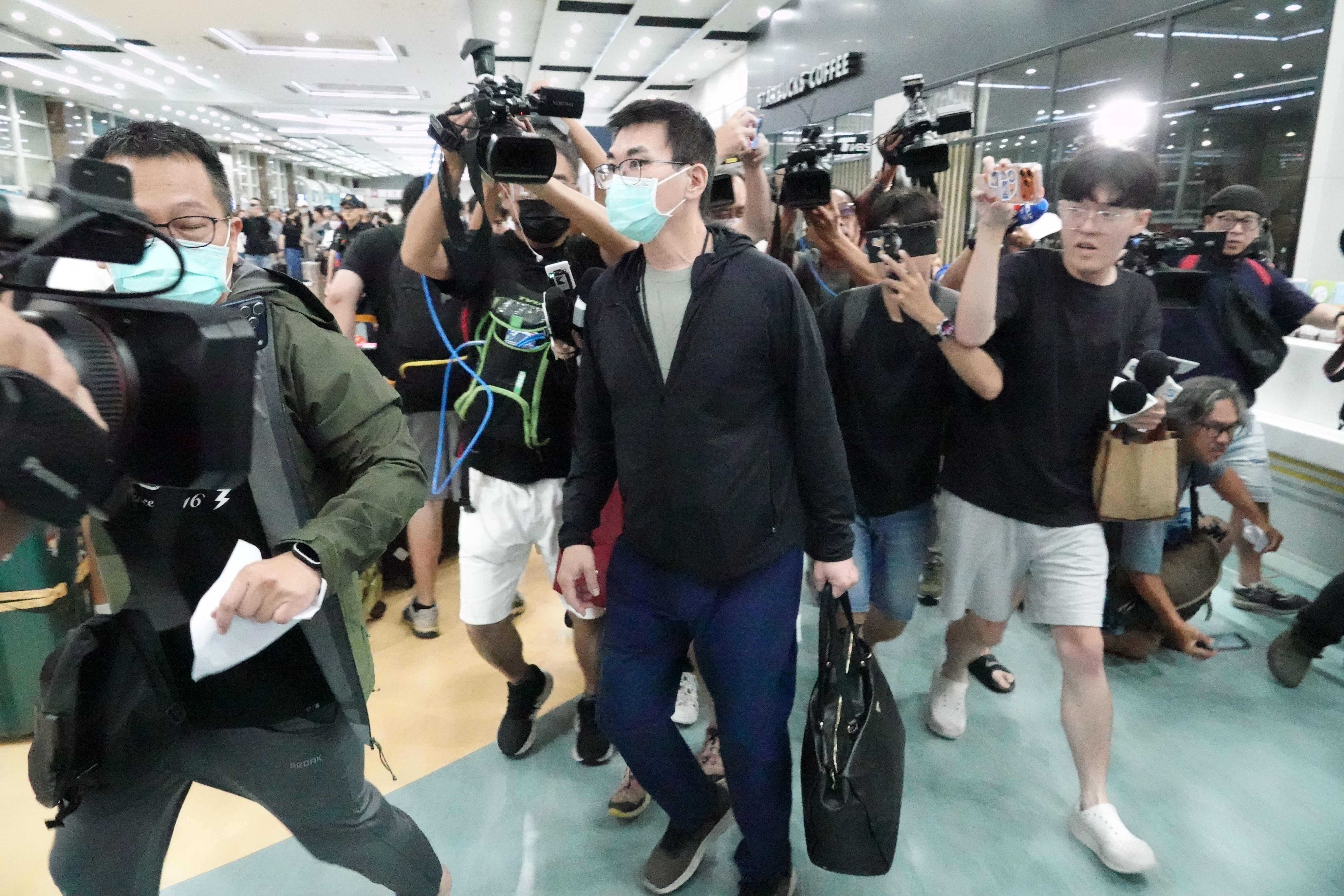 趙建銘從越南返台依舊沒有給出任何回應,但他的獄友今則受訪幫他喊冤。