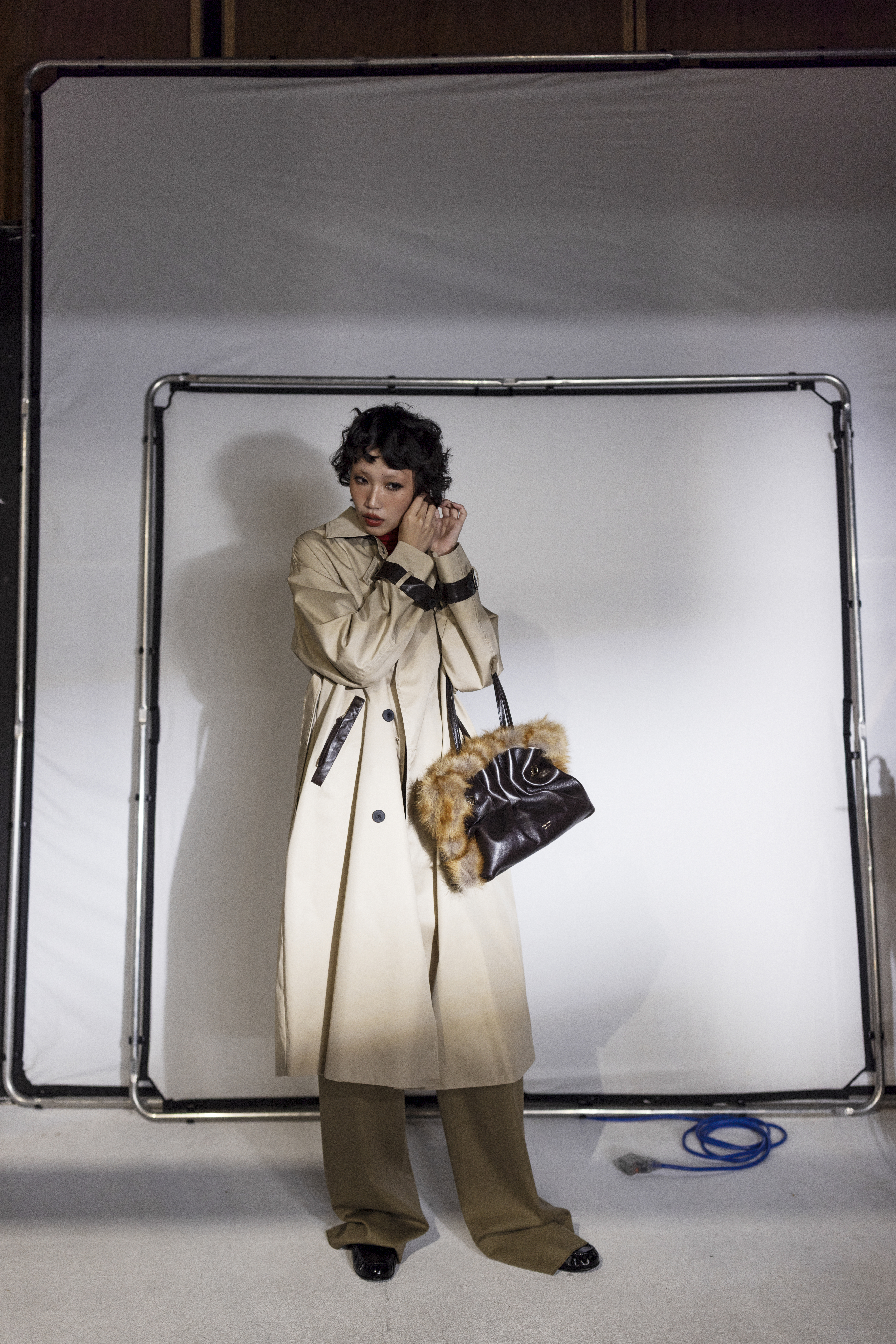 Soft-bag手袋 NT$149,000 by FERRAGAMO／寬版雙排扣皮革拼接風衣 NT$28,800 by MAX&Co.／紅色高領上衣 NT$30,000 by CELINE／打褶長褲 NT$42,000 by CELINE／Dior Time黑色皺褶亮面小牛皮樂福鞋 NT$37,000 by DIOR