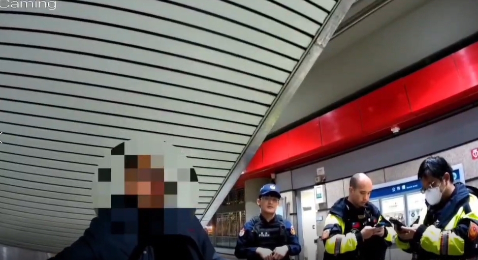 酒醉男「手竟伸出閘門」喊不知道違法。(警方提供)