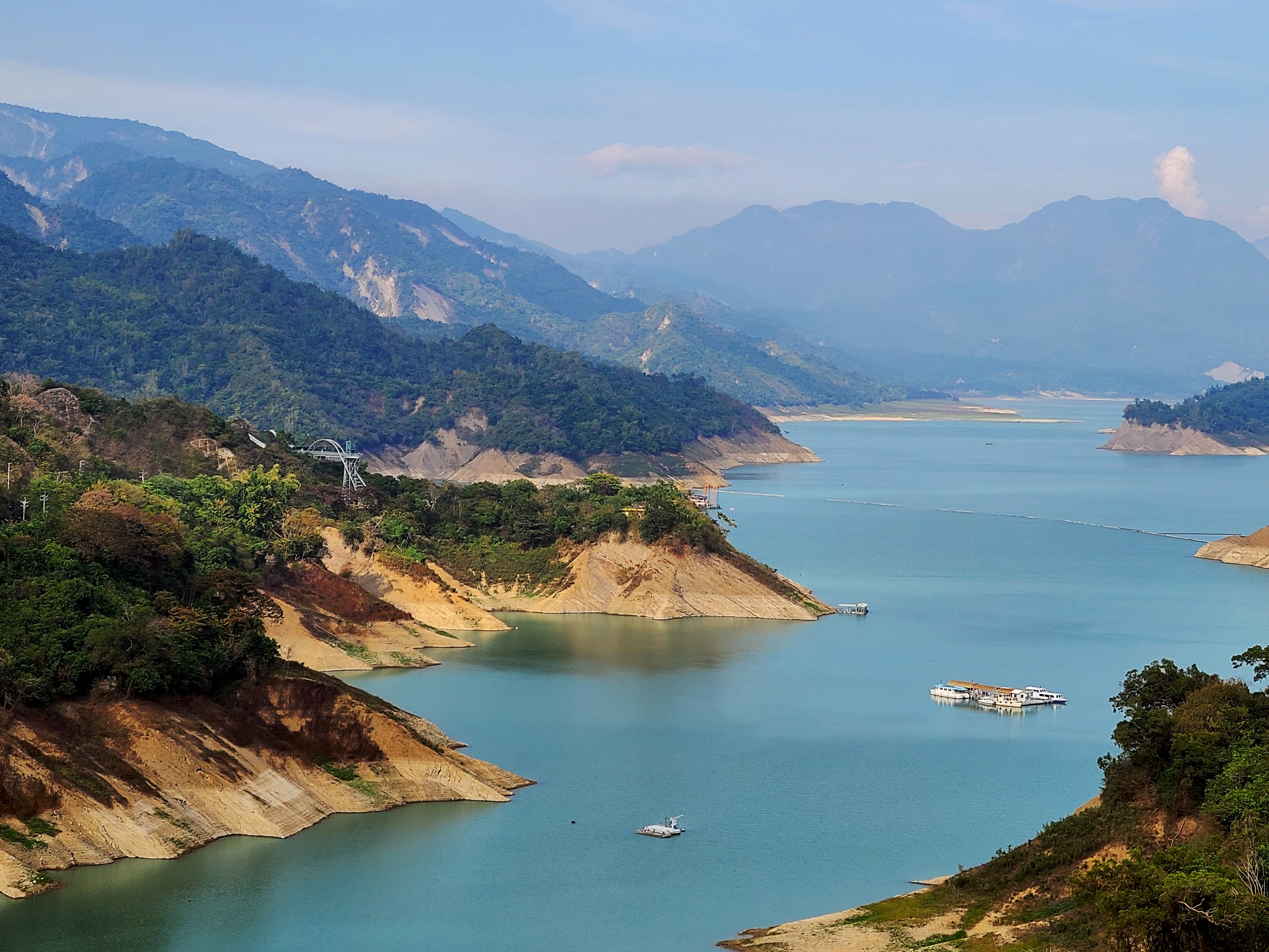 曾文水庫風景區因地震導致園區多處土石崩塌，影響道路通行，宣布今暫停開放。示意圖。（本刊資料照）
