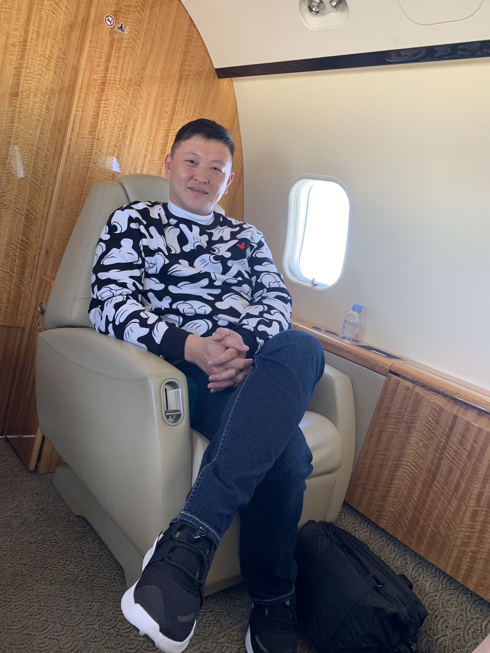 當私廚時，買菜還有司機開豪車接送。（陳政任提供）