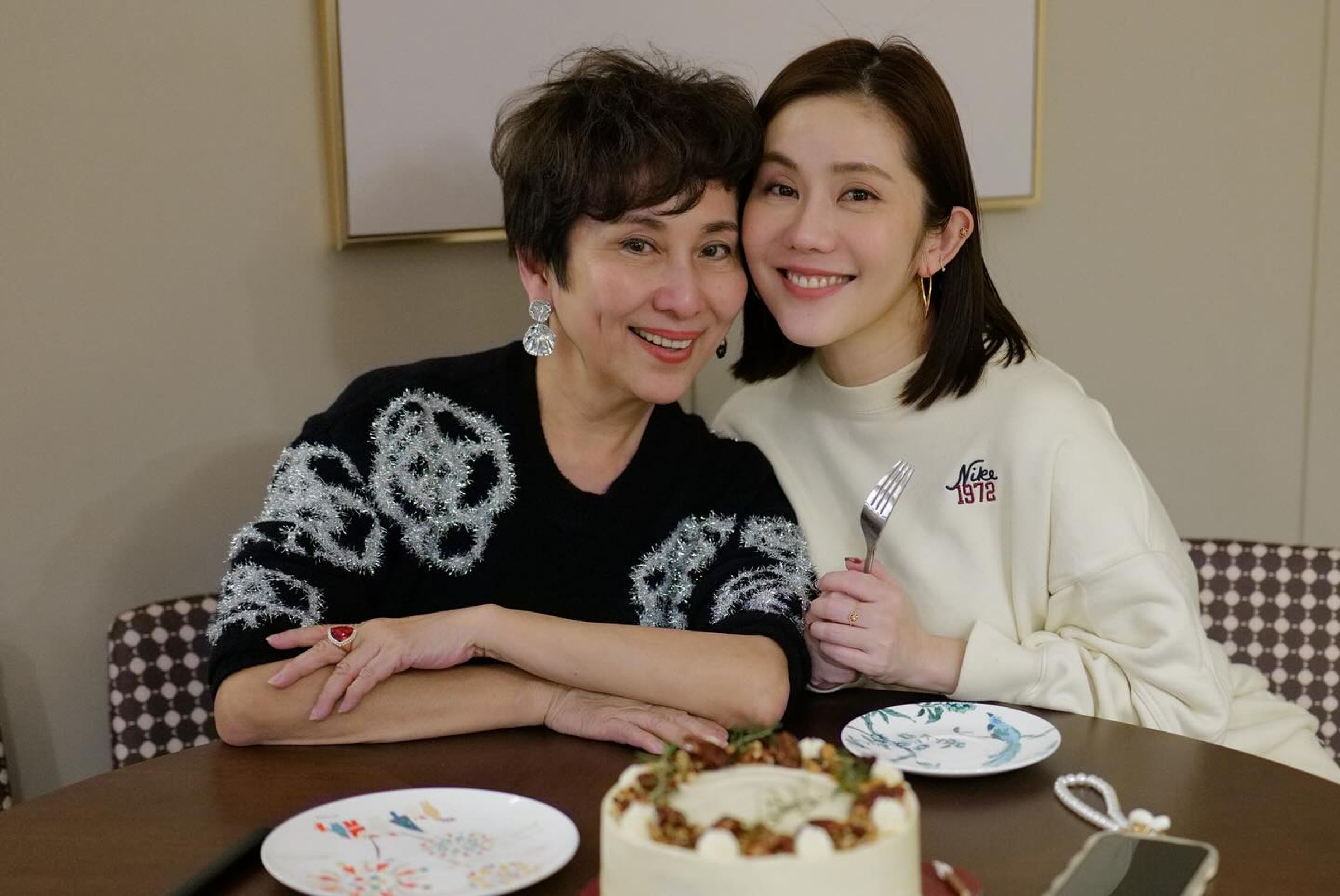 王宇婕的媽媽蕭瑤（左），因家暴逃離印尼。（翻攝自王宇婕臉書）