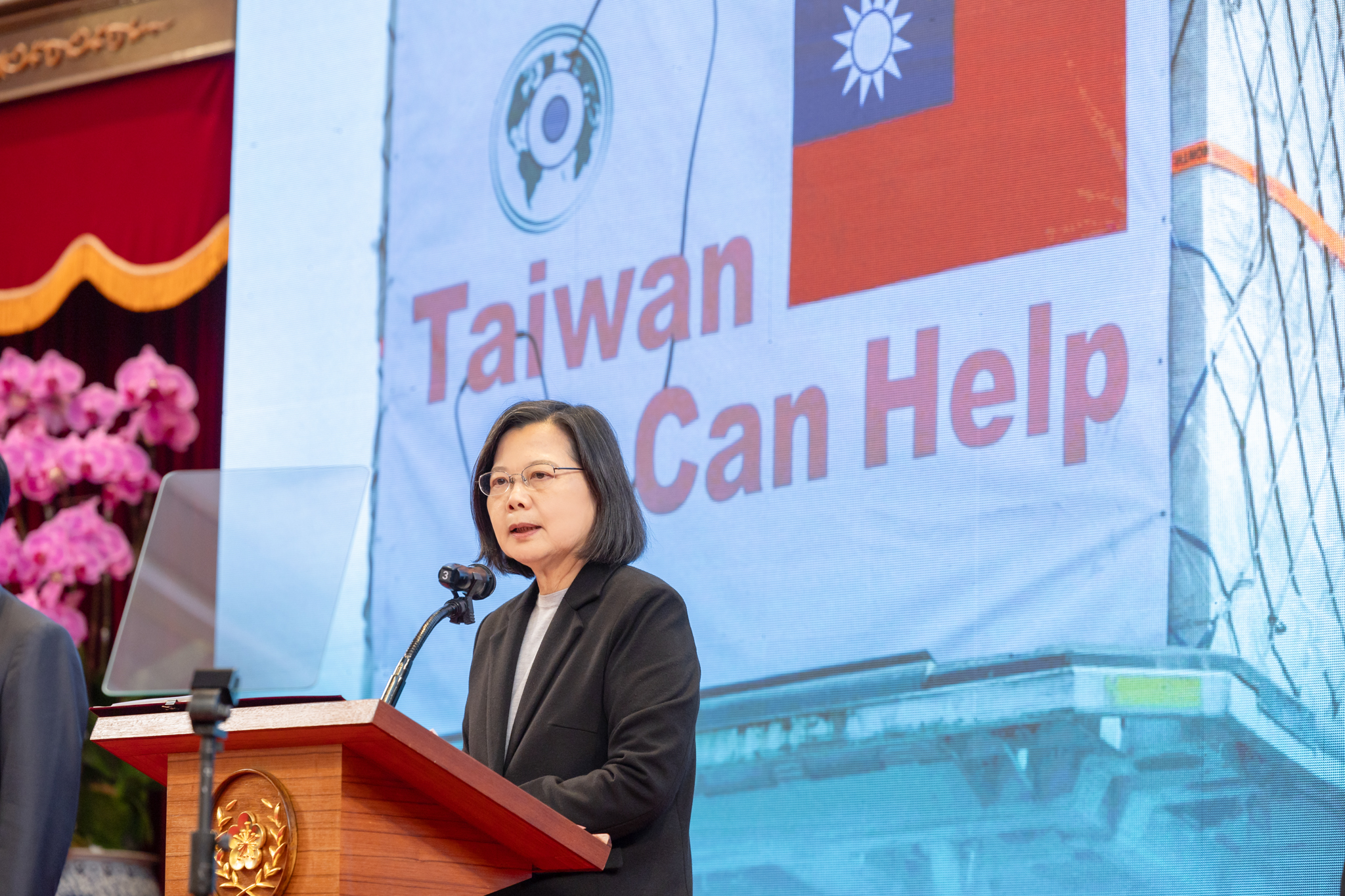 蔡英文表示，兩岸關係何去何從要符合民主的原則，要確保國人對民主素養的持續提升，更深入了解國家所處的環境。（總統府提供）