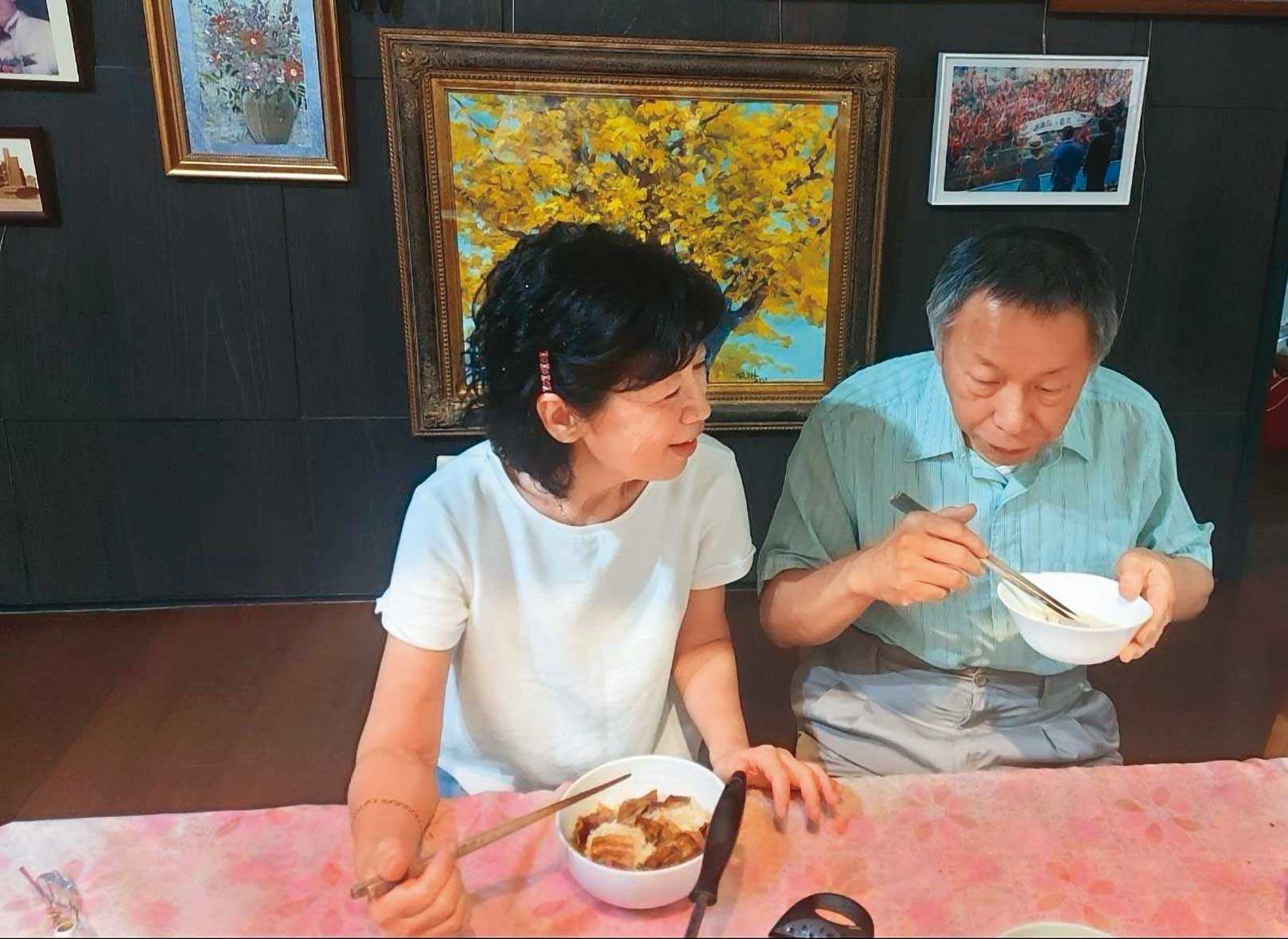 柯友人透露，柯文哲（右）交保後，柯家人希望拿回柯的發言權，陳佩琪（左）更頻繁替先生代言，臉書每週超過1篇貼文交代柯的動態。（翻攝陳佩琪臉書）