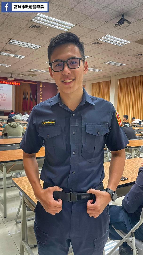 苓雅分局黑框眼鏡帥警蔣宏興,6年警察資歷,今年調回家鄉高雄服務,因為一張制服帥照引發網友關注。(翻攝自高雄市警察局臉書)
