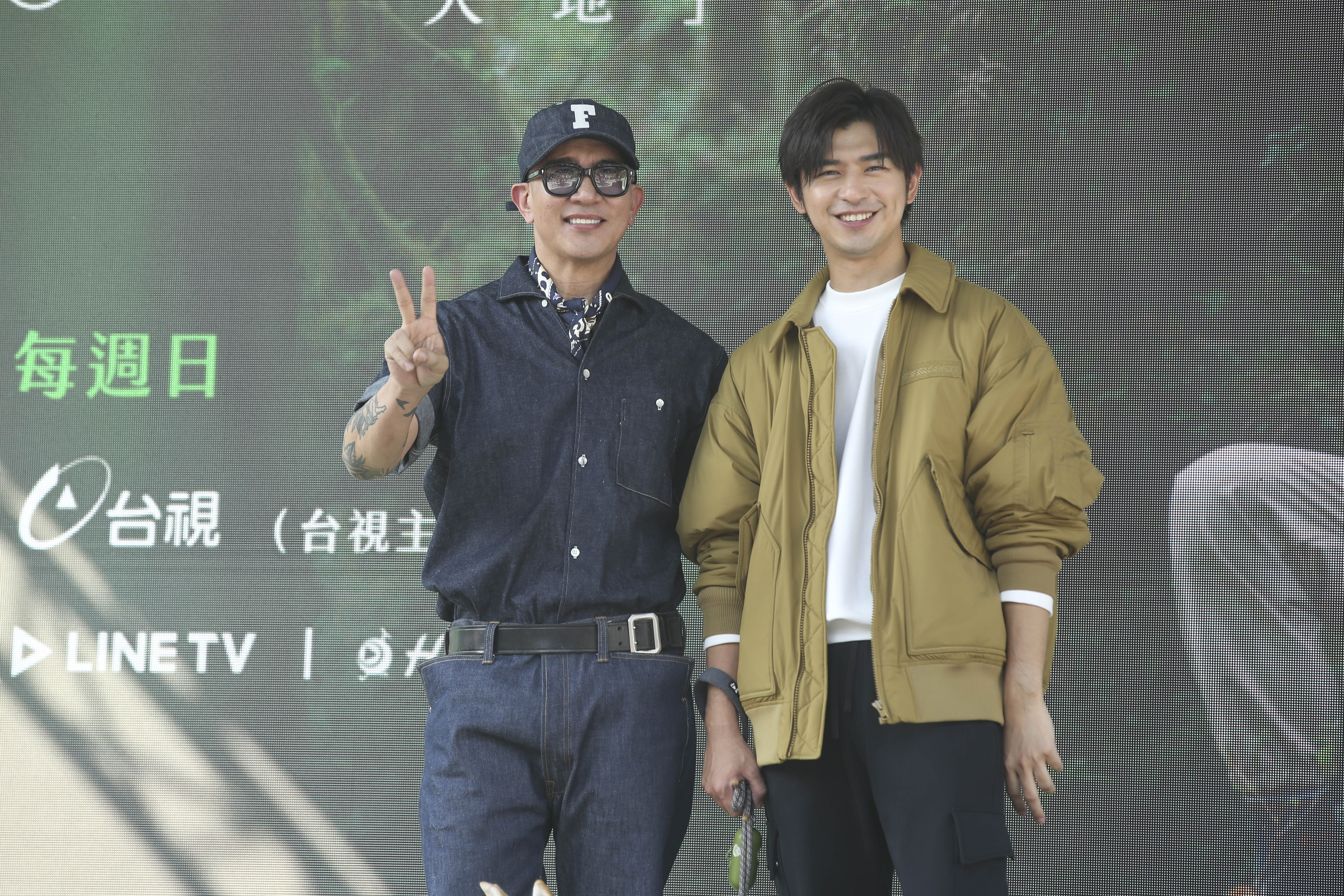 具俊曄驚喜現身《極島森林2》首映記者會,與陳柏霖合影。