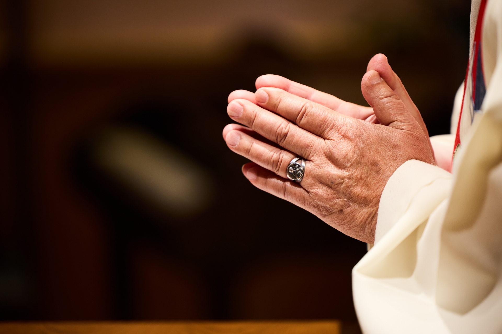 神父澄清驅魔並非都像電影裡那樣誇張,主要還是透過禱告引導對方平靜。(示意圖,photoAC)