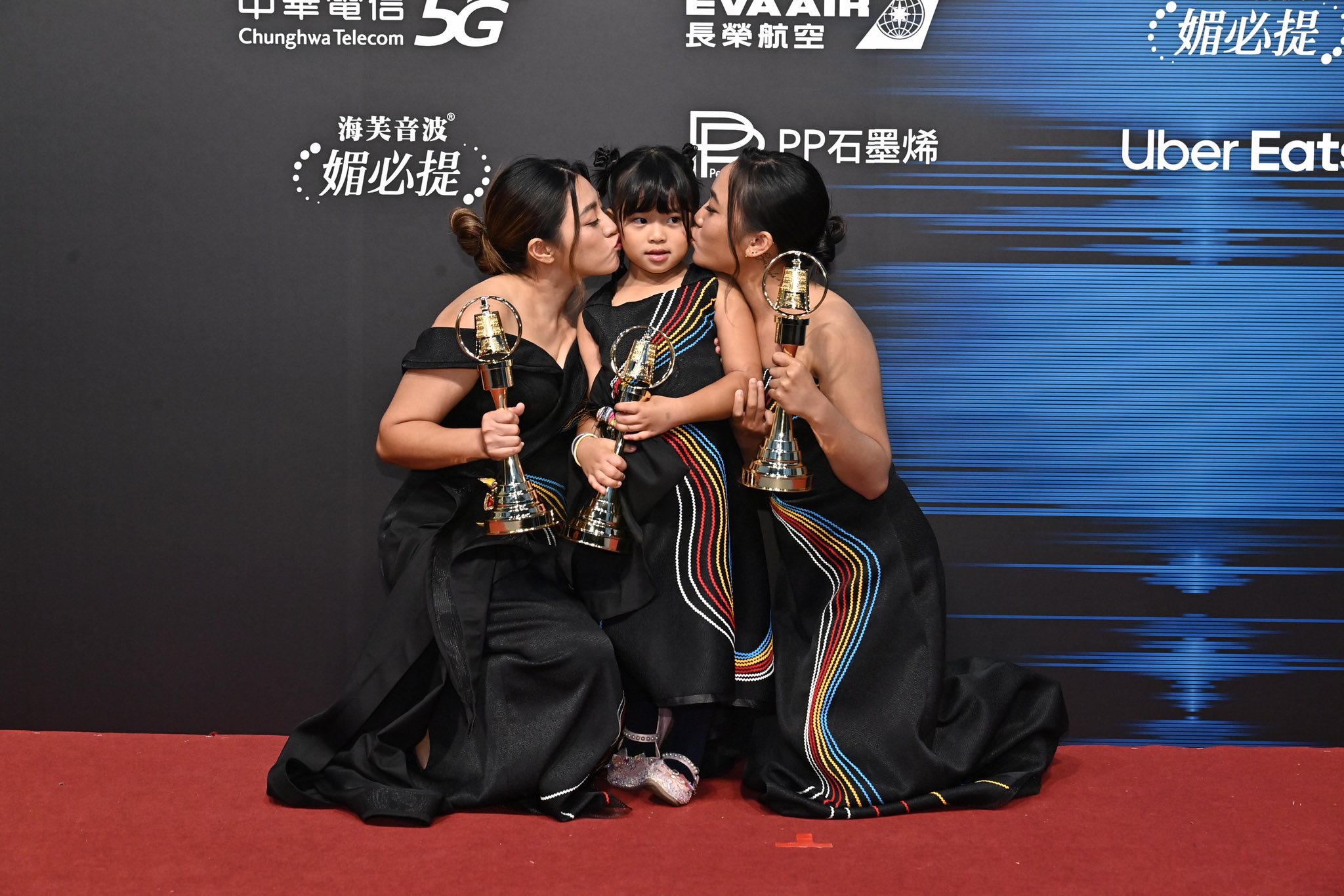 播節目《wawa快樂屋》主持人詹明芫與年僅7歲的女兒黃婼馡,去年甫榮獲第60屆廣播金鐘獎兒童節目主持人獎,不料卻於今年3月不幸病逝。(翻攝自Threads)