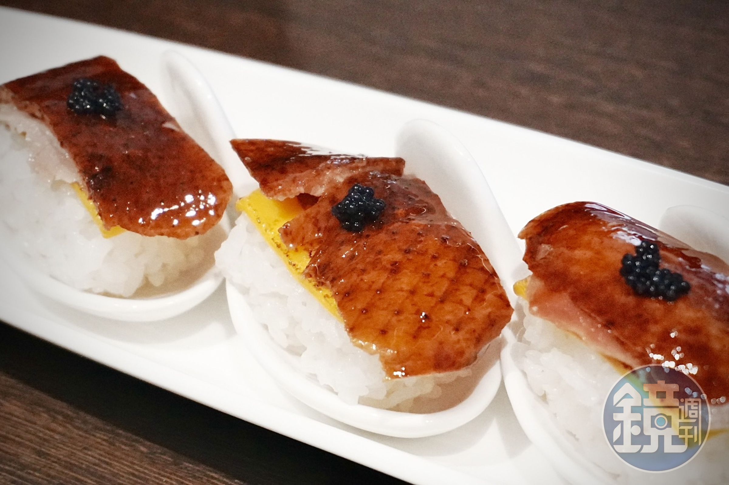 「桂花片皮烤鴨」除了基本的鴨捲餅、鴨架湯吃法,還有濃湯煨鴨粥、炒鴨絲、炙燒鴨皮壽司等多樣鴨餚。