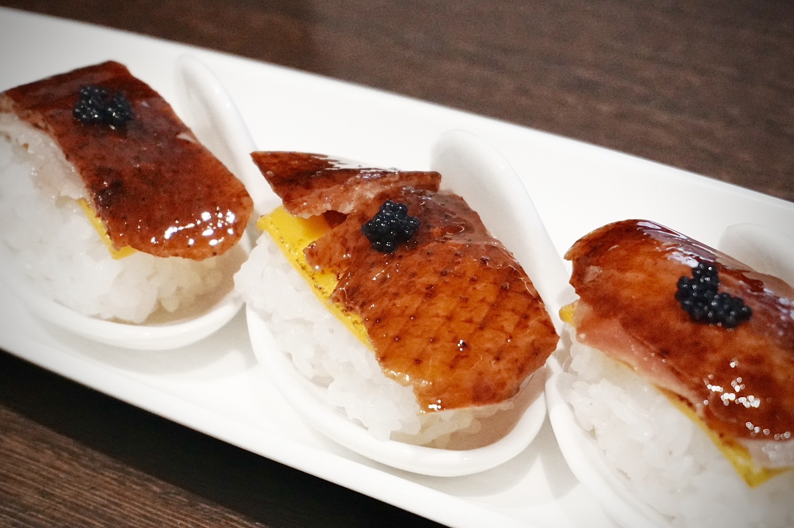 「桂花片皮烤鴨」除了基本的鴨捲餅、鴨架湯吃法，還有濃湯煨鴨粥、炒鴨絲、炙燒鴨皮壽司等多樣鴨餚。