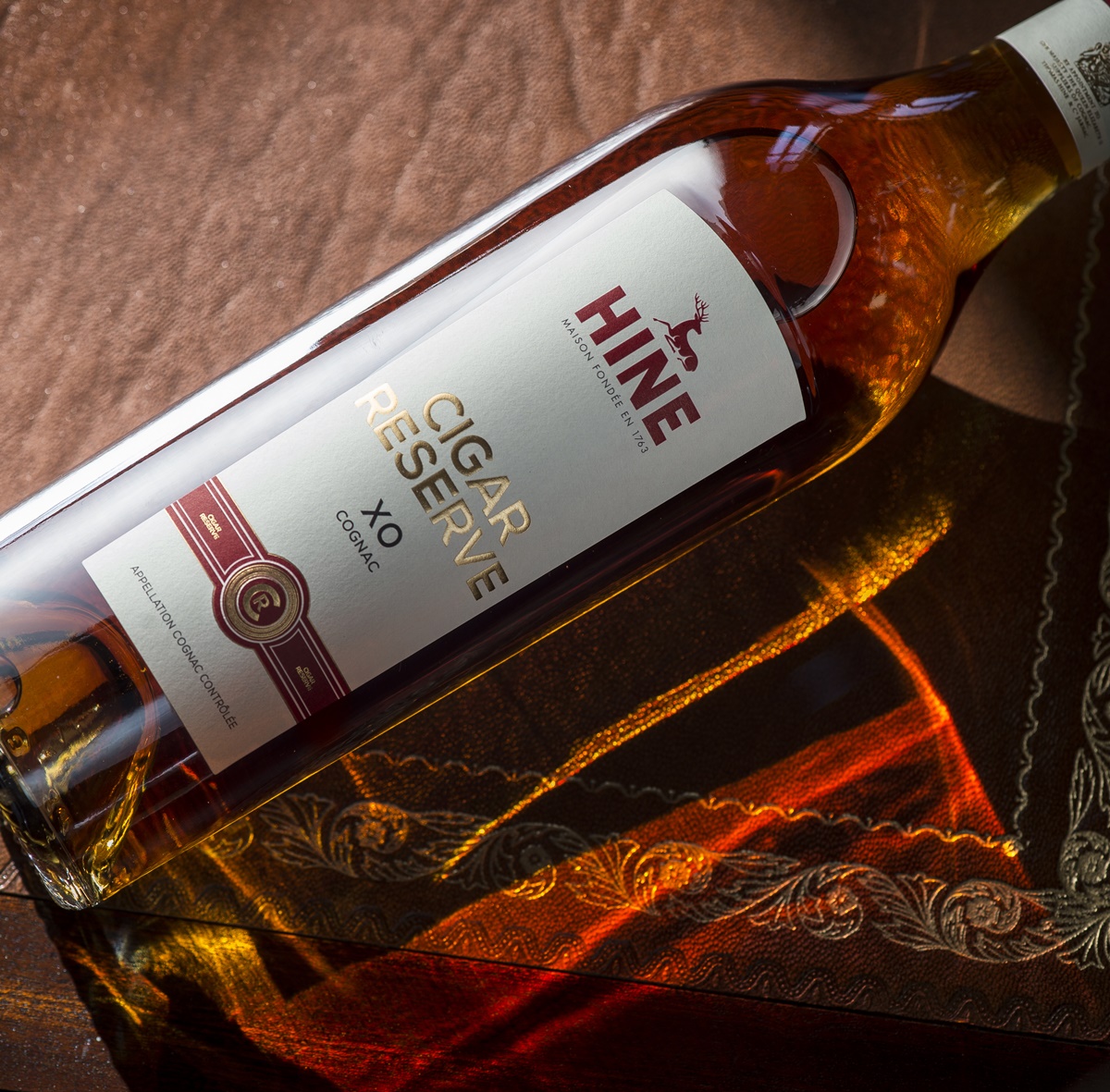 「HINE Cigar Reserve XO cognac御鹿雪茄珍藏」以20多種產自大小香檳區及優質林區的生命之水調配而成,陳年平均超過15年。(4,200元/瓶,御鹿干邑提供)