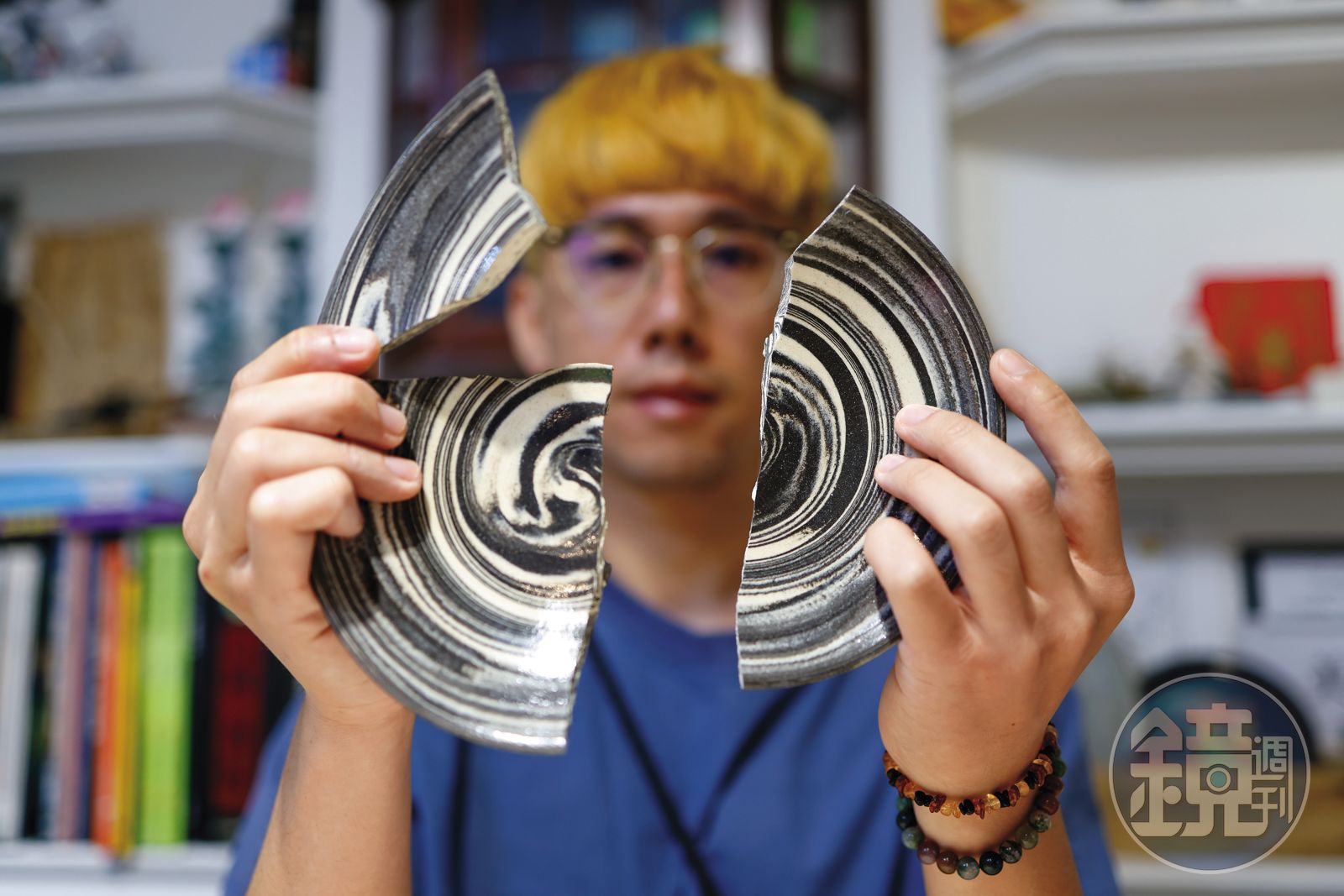 徐立軒的陶器作品在地震時毀壞近半，但他並未丟棄，正在設法恢復