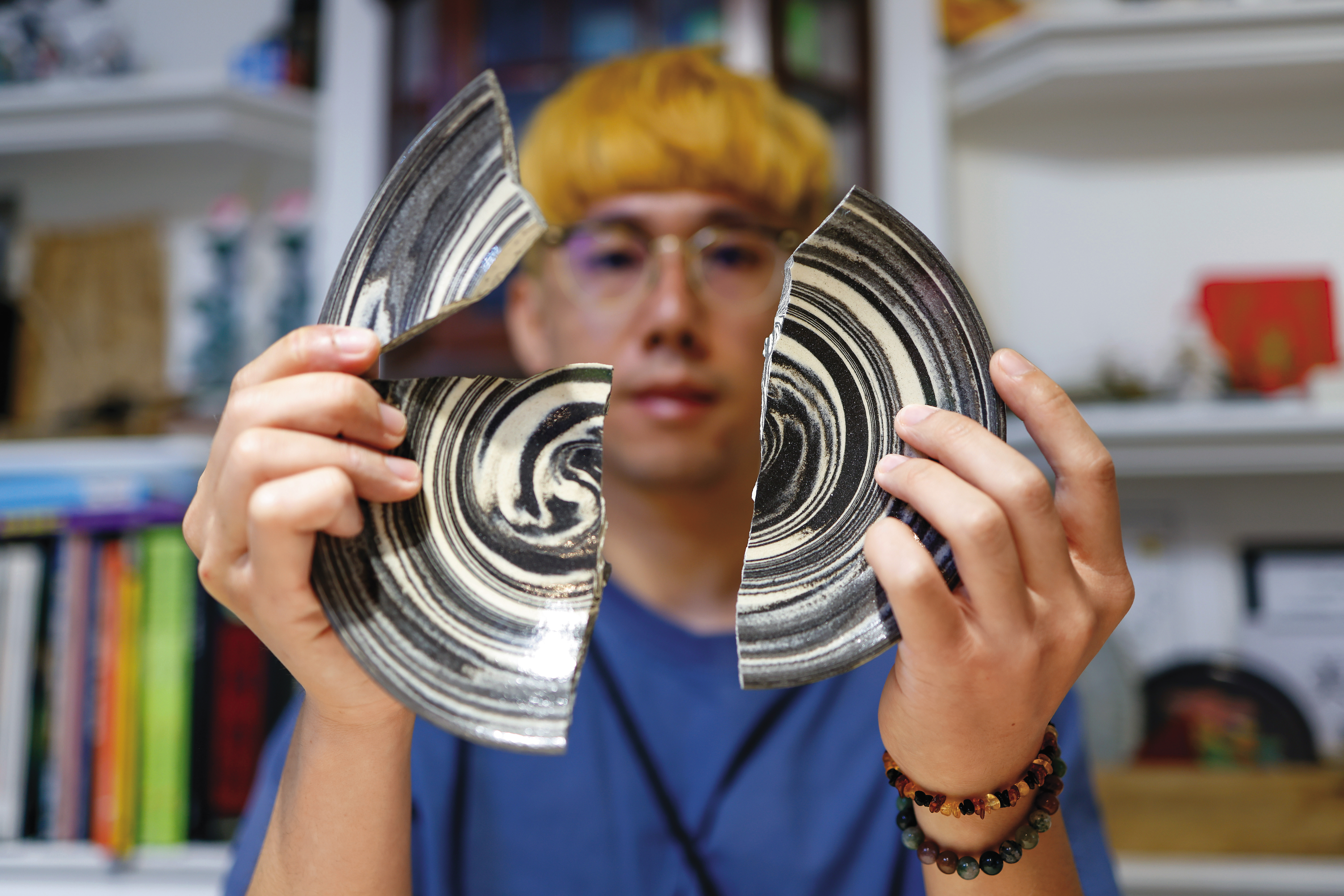 徐立軒的陶器作品在地震時毀壞近半，但他並未丟棄，正在設法恢復。