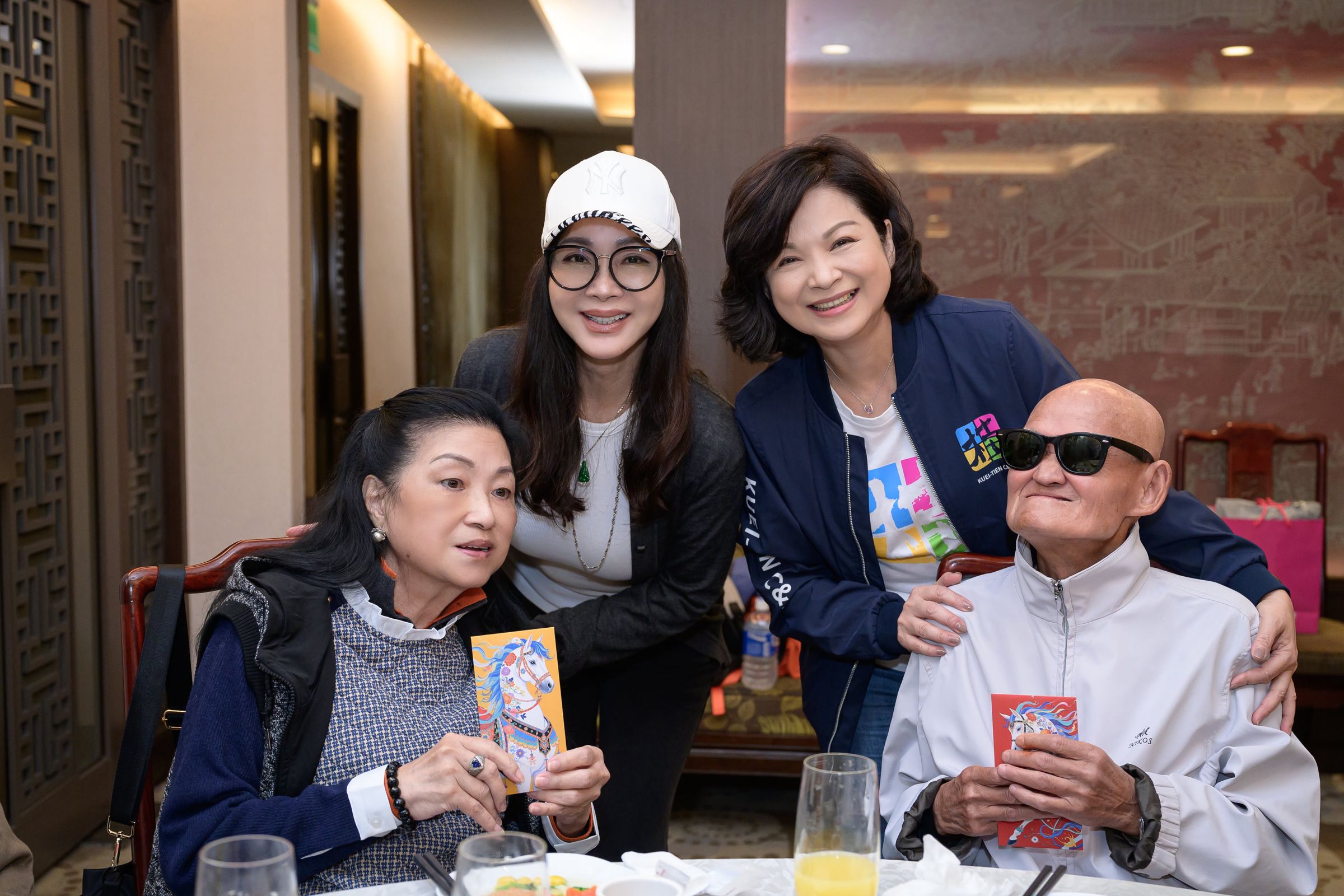 陳美鳳與楊貴媚和李炳輝夫婦合影。(桂田文化藝術基金會提供)