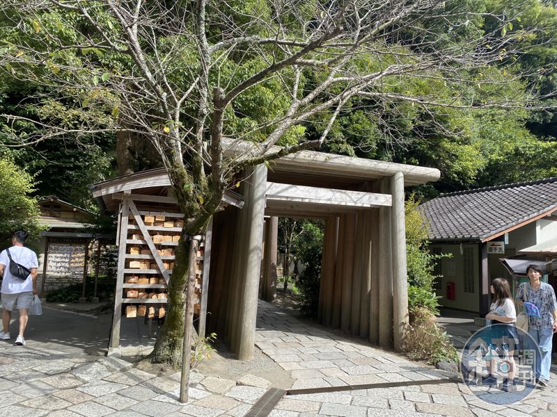 宇賀福神社內還有幾個小型神宮可以參拜。