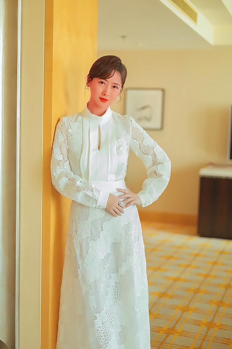 翁虹老公陪伴女兒在美國求學,夫妻倆已分居3年。(翻攝自翁虹臉書)