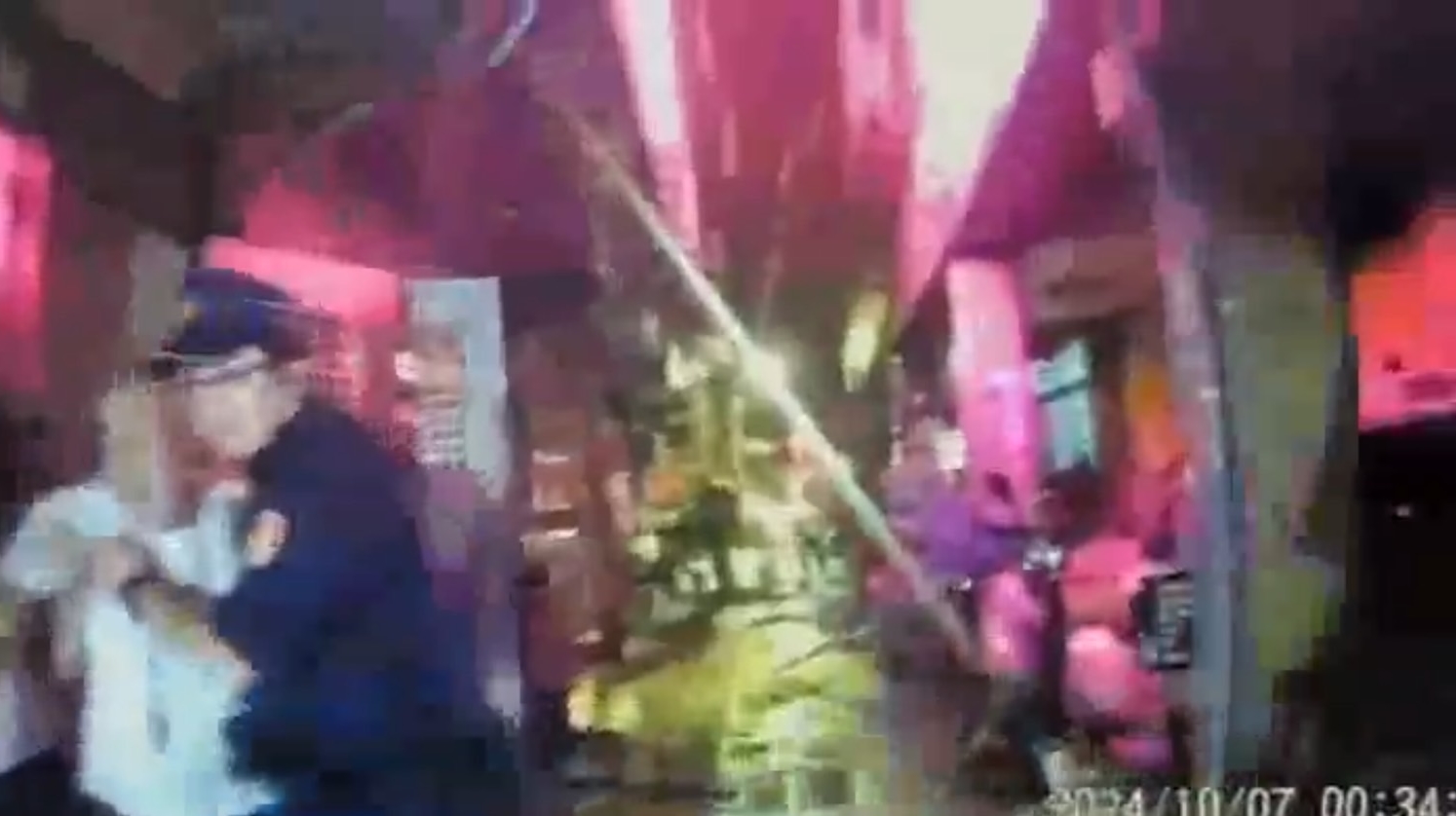 警消緊急到場救援並疏散附近居民。(翻攝畫面)