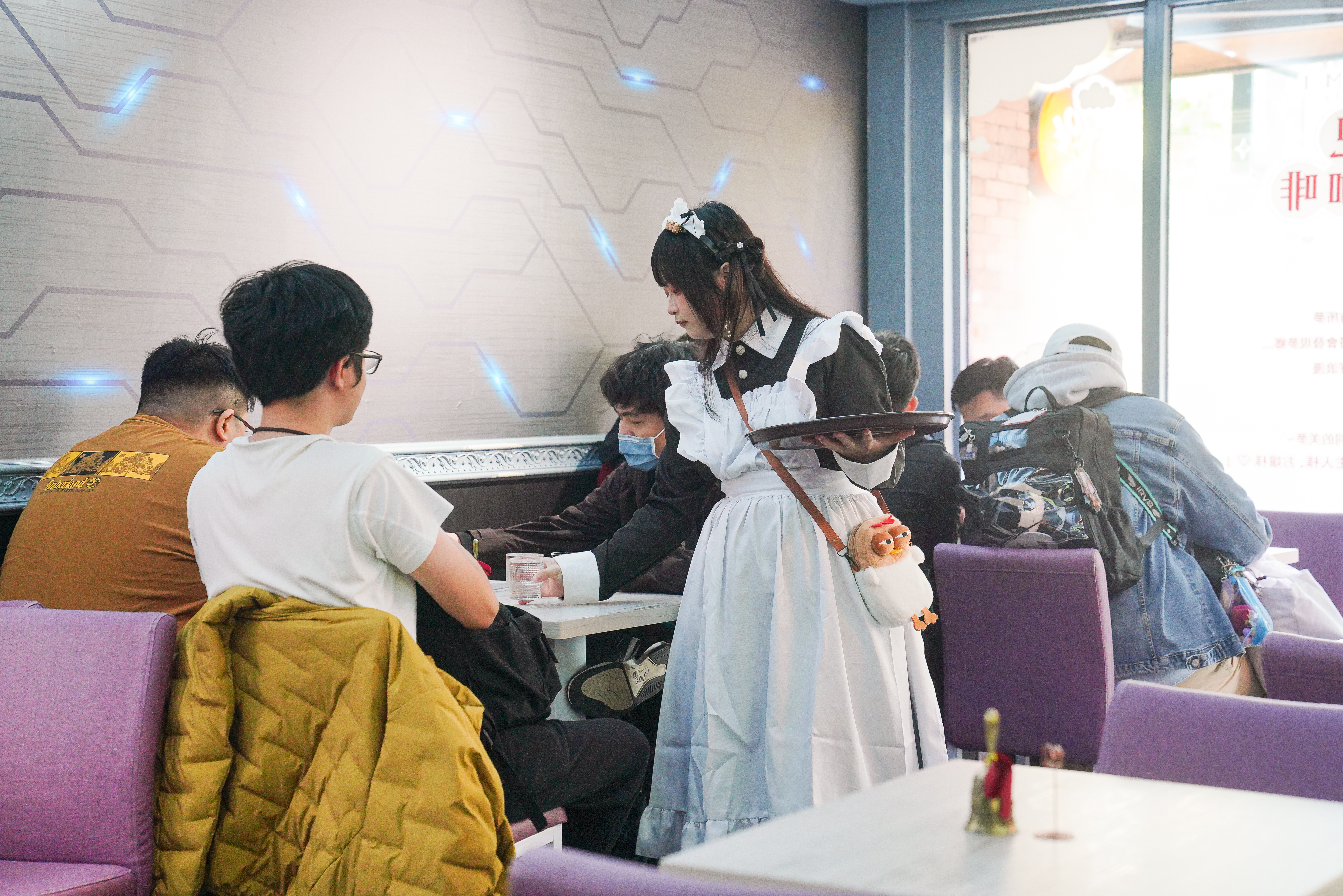 夢見女僕咖啡館在劉剛為的改善後，店內氣氛甚佳，每逢假日就門庭若市。