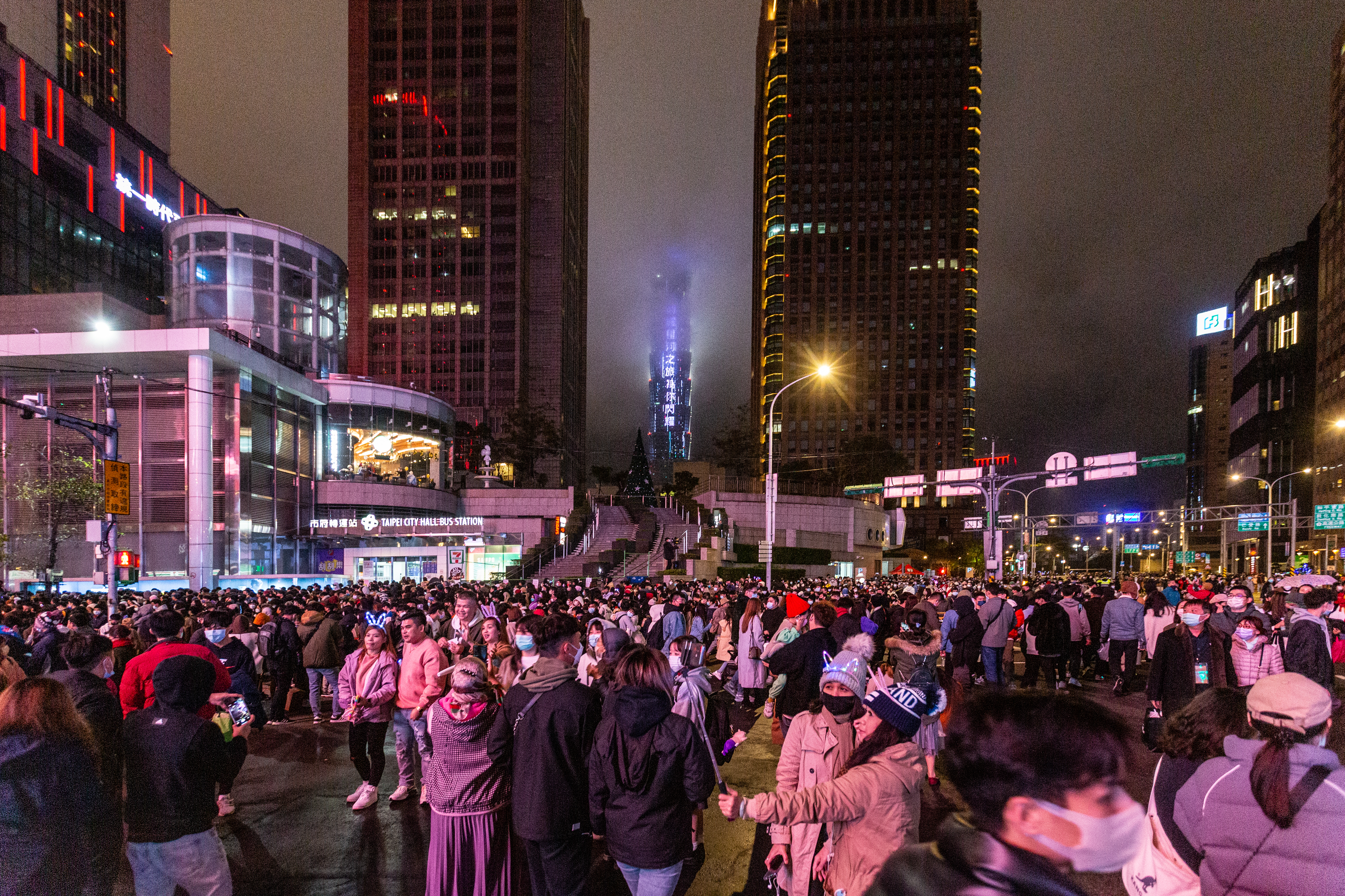 台北101跨年煙火秀每年吸引不少民眾前來市府廣場參加跨年晚會,而演唱會的音量也可能對附近的居民造成困擾。(本刊資料照)