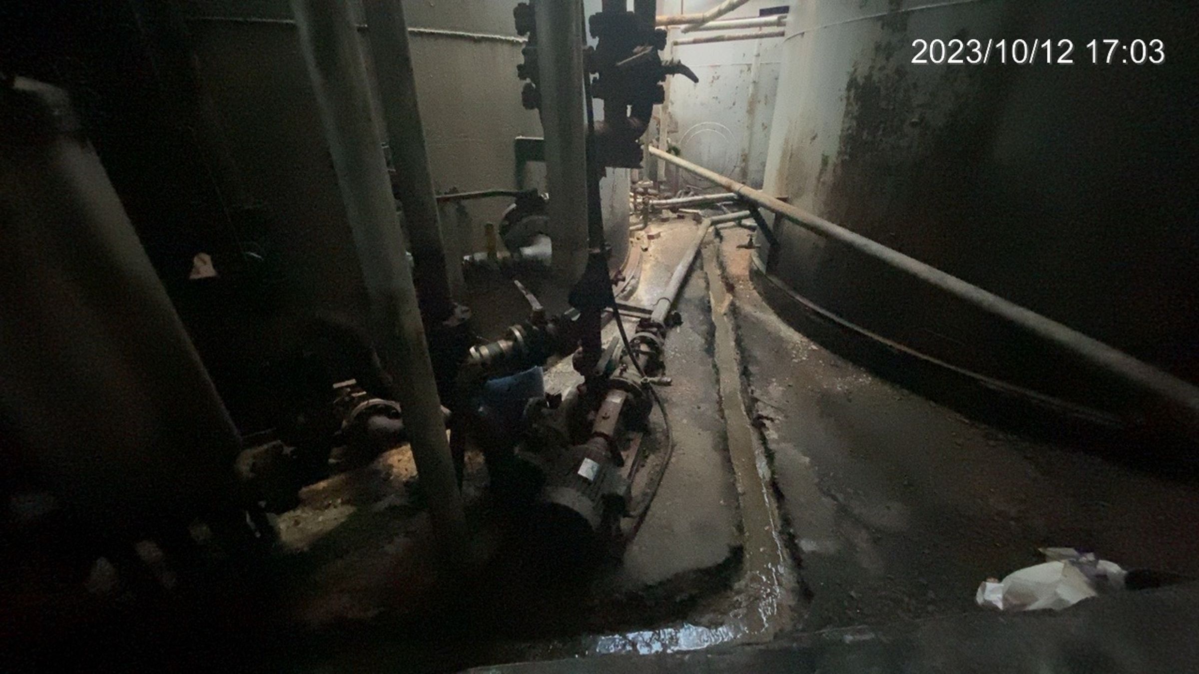 廢油沿場區廁間旁經溝渠流至三峽河。(新北環保局提供)