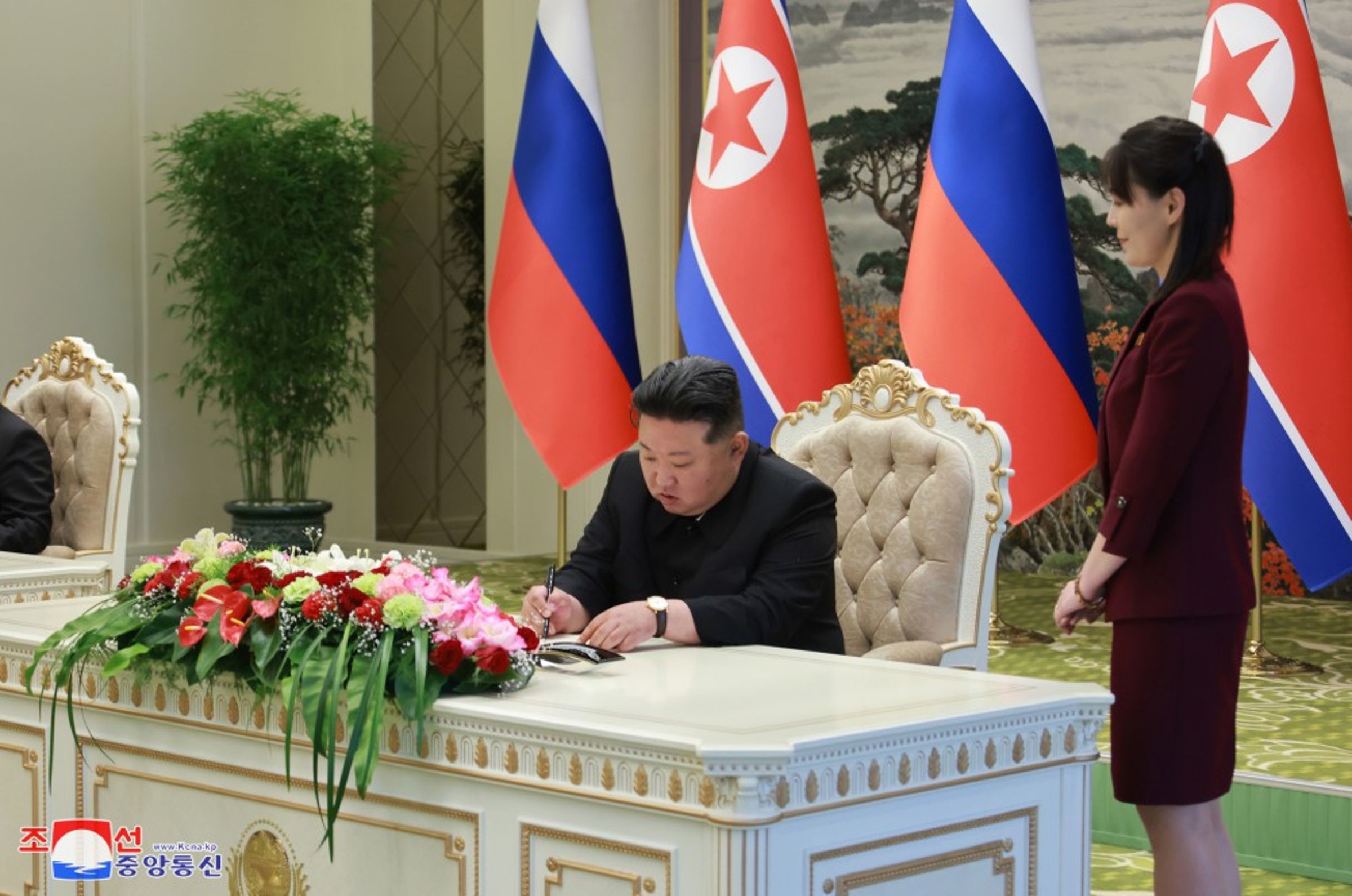 金正恩胞妹金與正的身影再次曝光在螢幕前。(翻攝自朝中社官網)