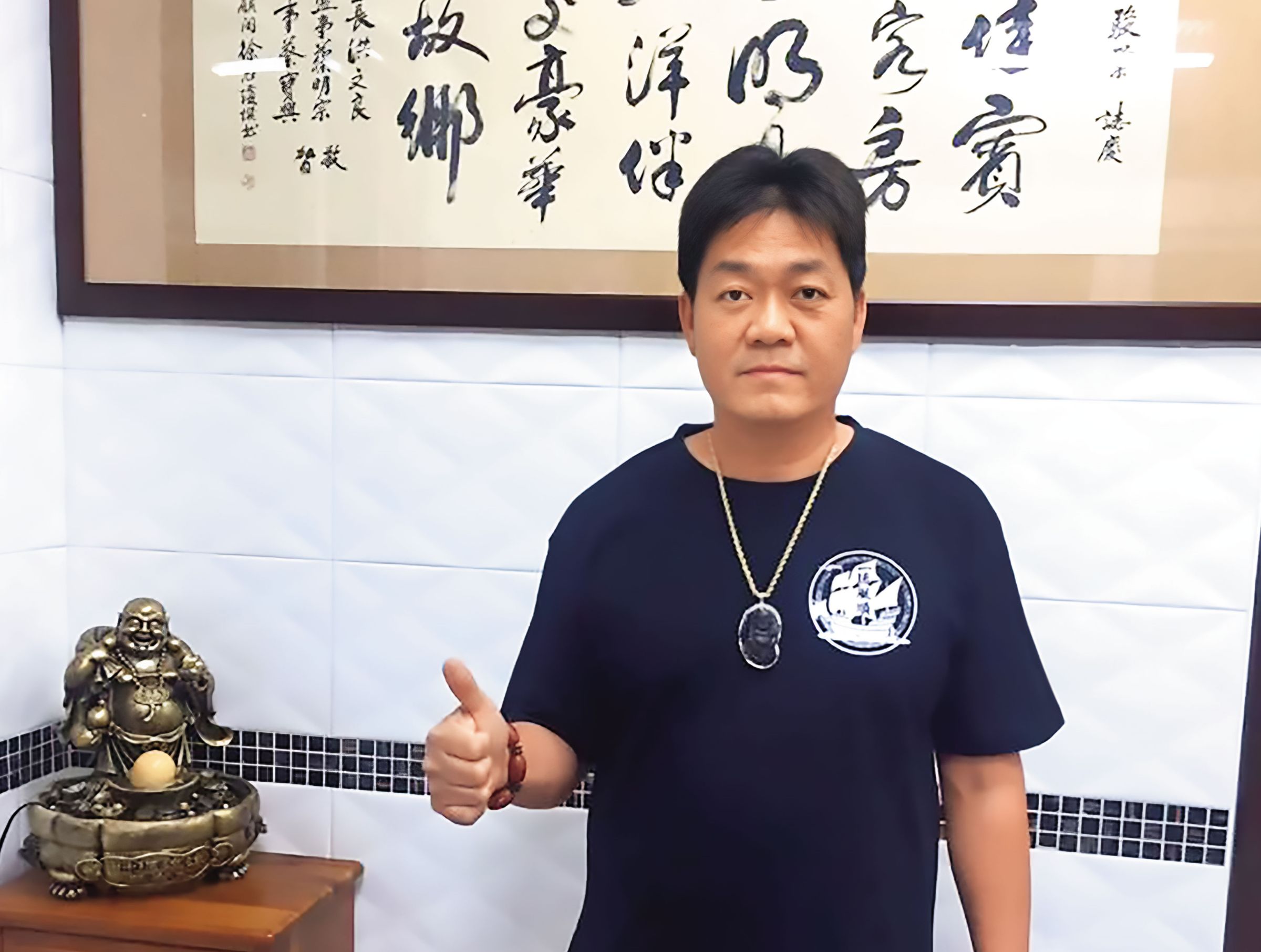 李四川弟弟李賜福（圖）長期恐嚇小琉球垃圾清運業者，且強索576萬元，形同環保流氓，檢方將他起訴求重刑。（翻攝四叉貓threads）