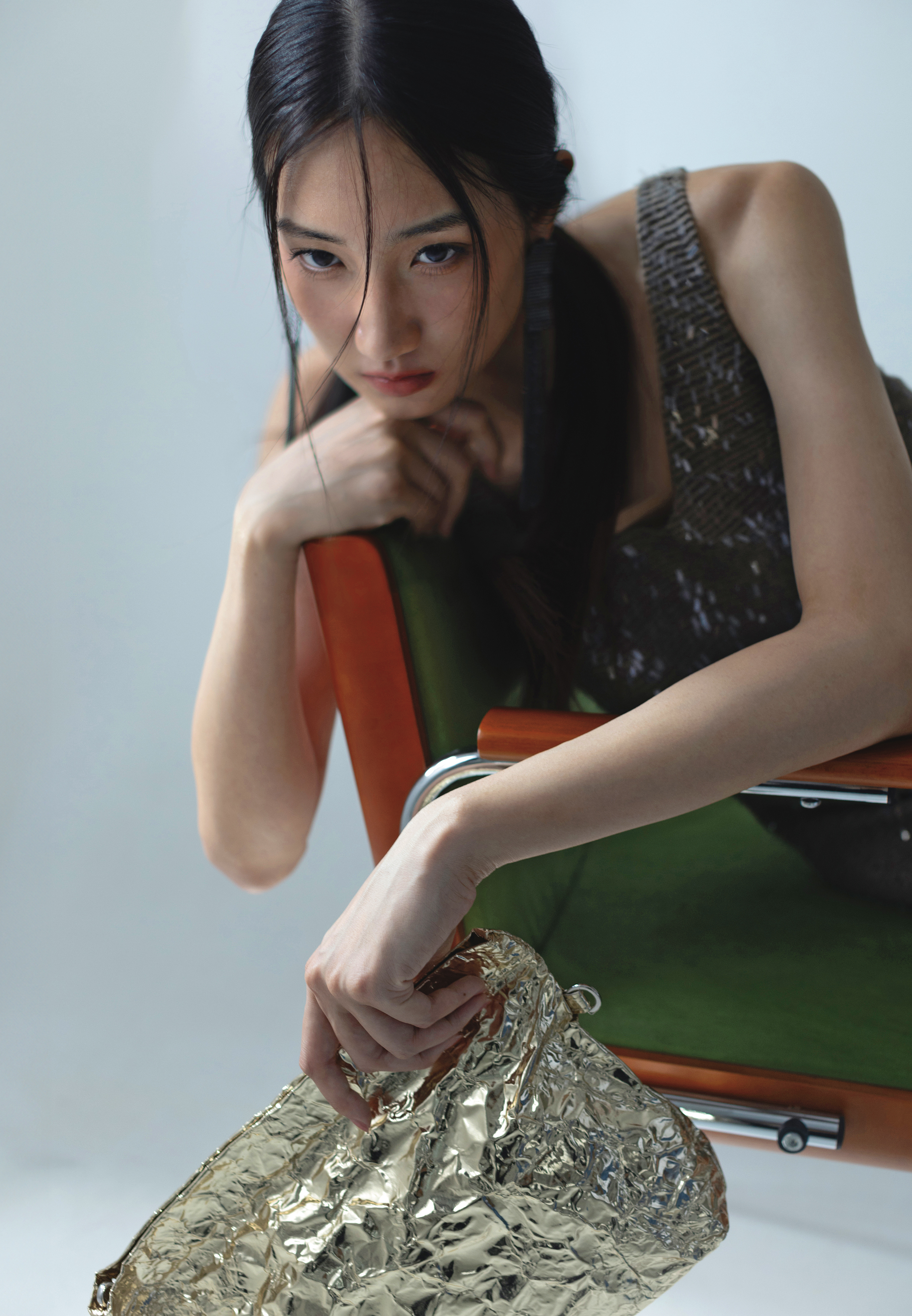 閃耀刺繡連衣裙NT$250,900 by BRUNELLO CUCINELLI、流蘇長耳環NT$94,100 by BRUNELLO CUCINELLI、金屬光澤紙袋造型手拿包NT$8,900 by MAX&Co.