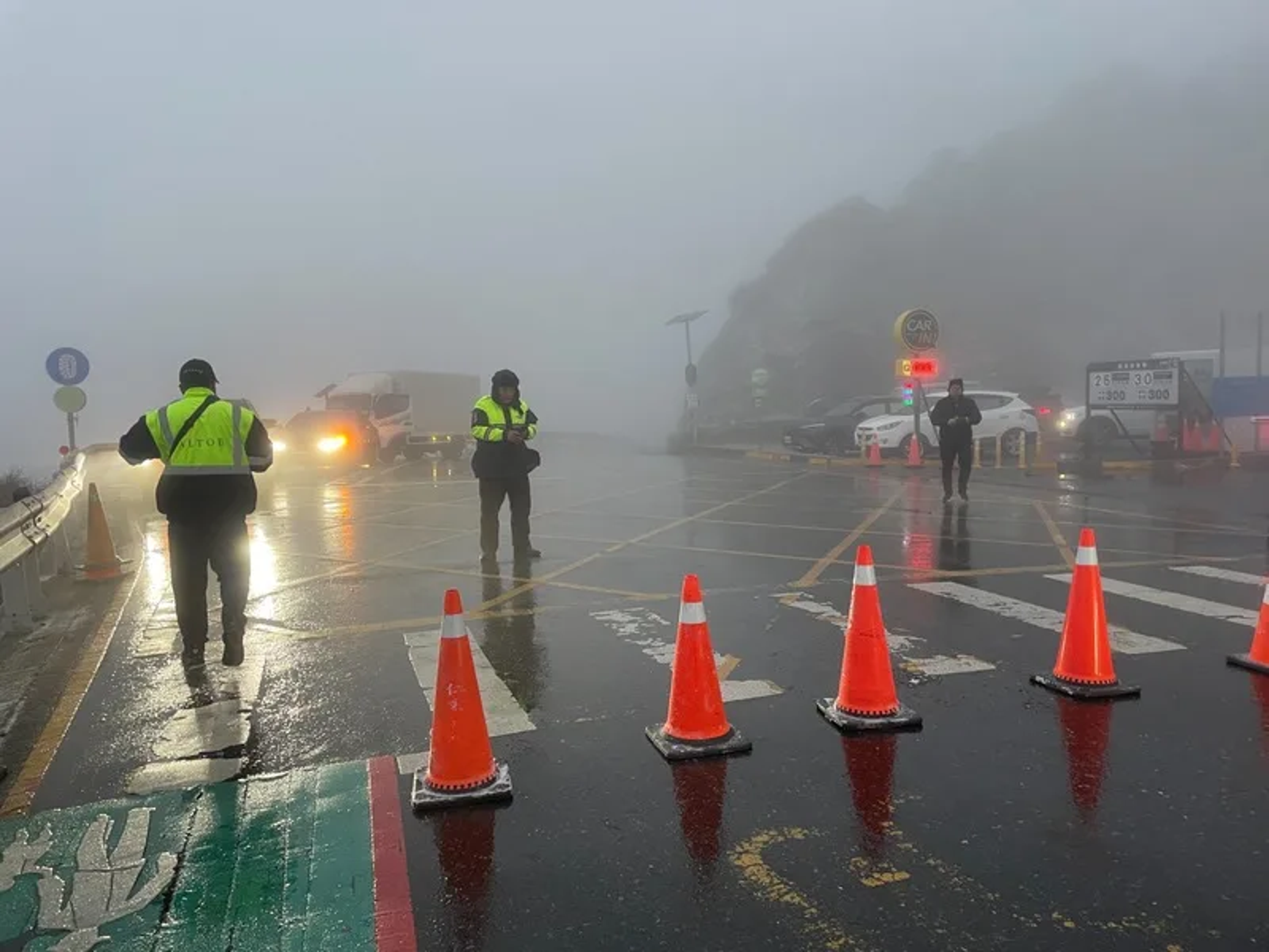 台14甲線水晶宮路段出現路面結冰。(公路局提供)