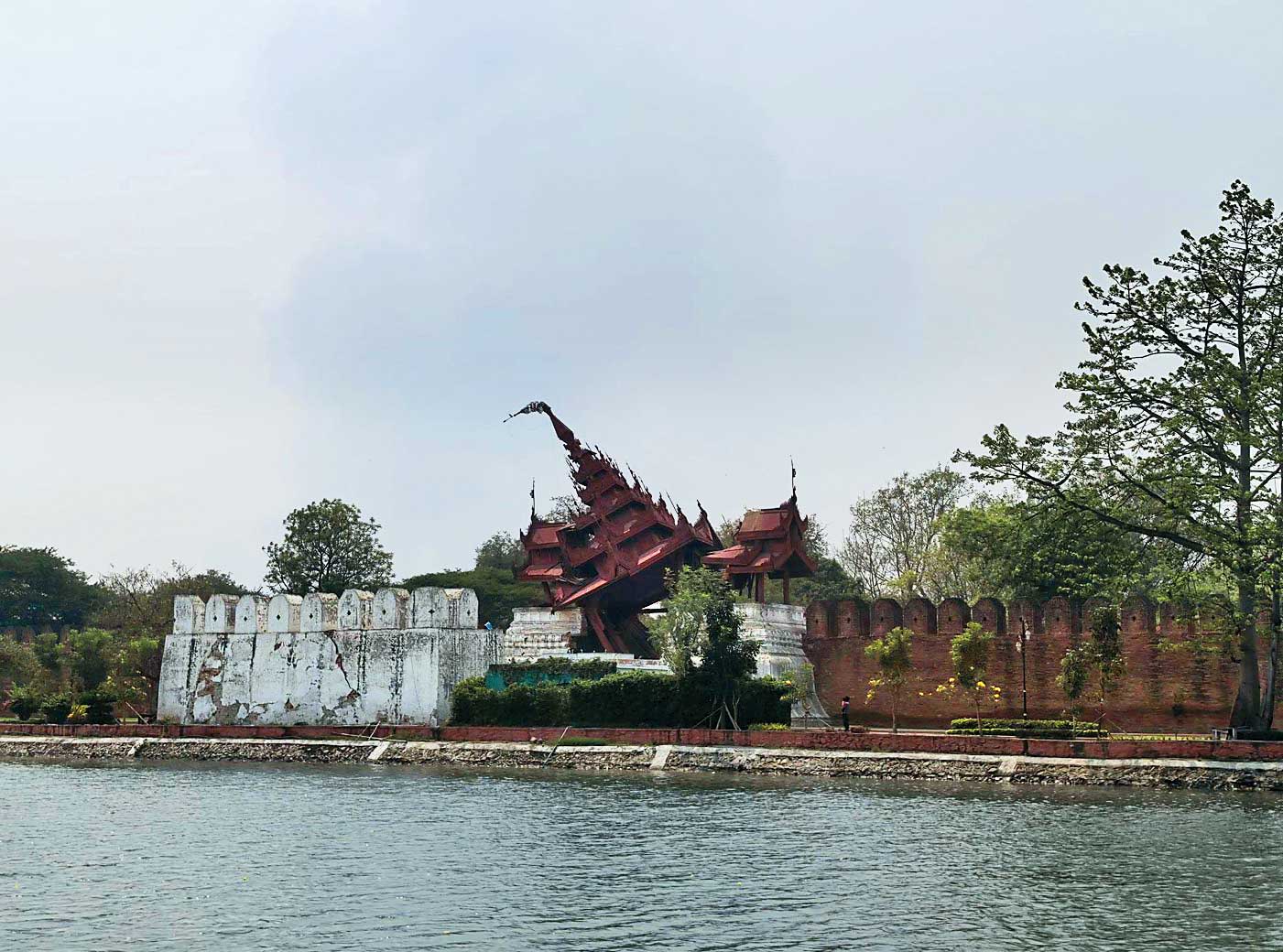 曼德勒的「貢榜王朝」百年王宮，在地震中嚴重受損。（緬甸台商提供）