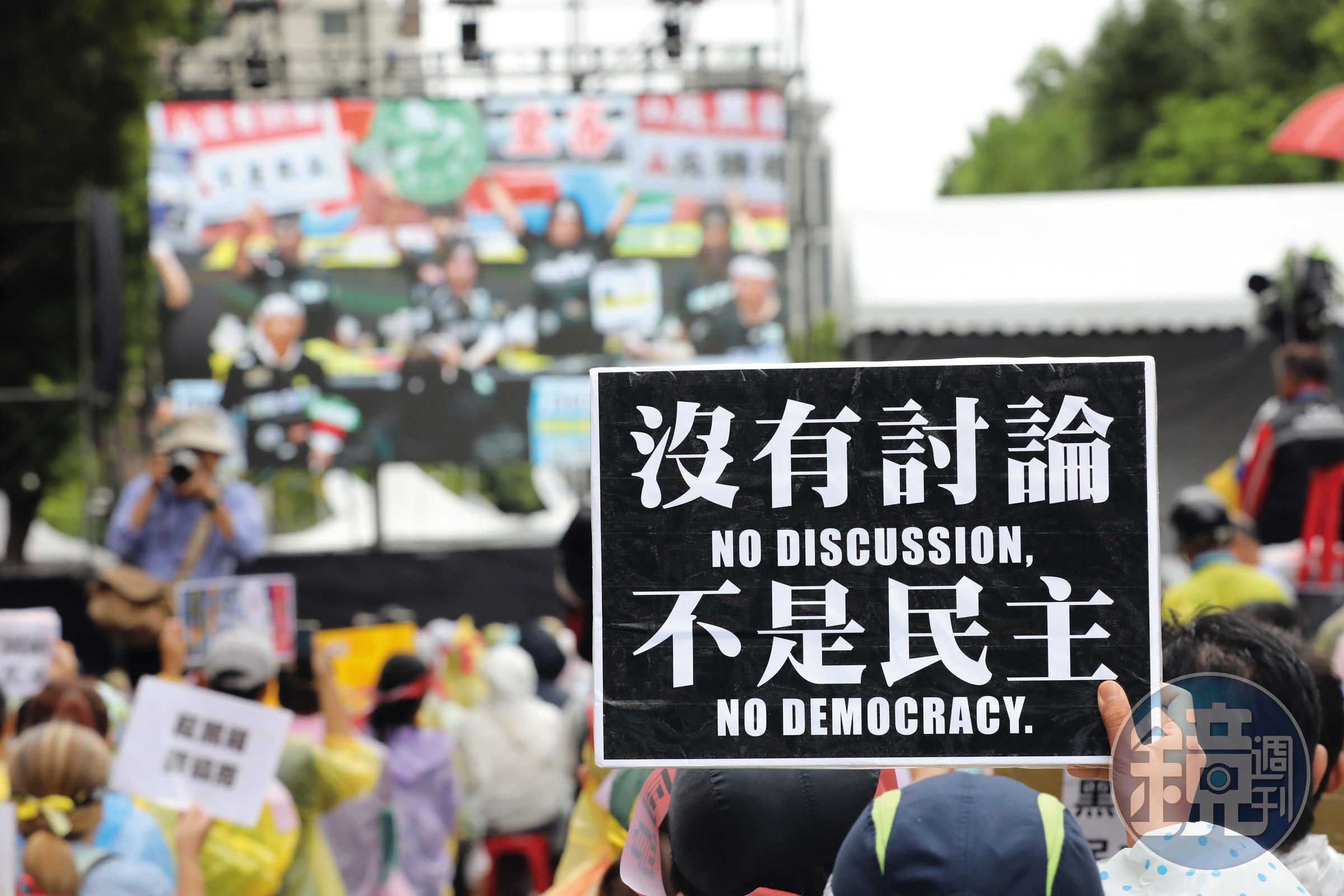 陳水扁認為,民主就是選舉萬歲,人民最大,不是總統最大,且是多元包容,不可能一言堂,少數聲音應受尊重。