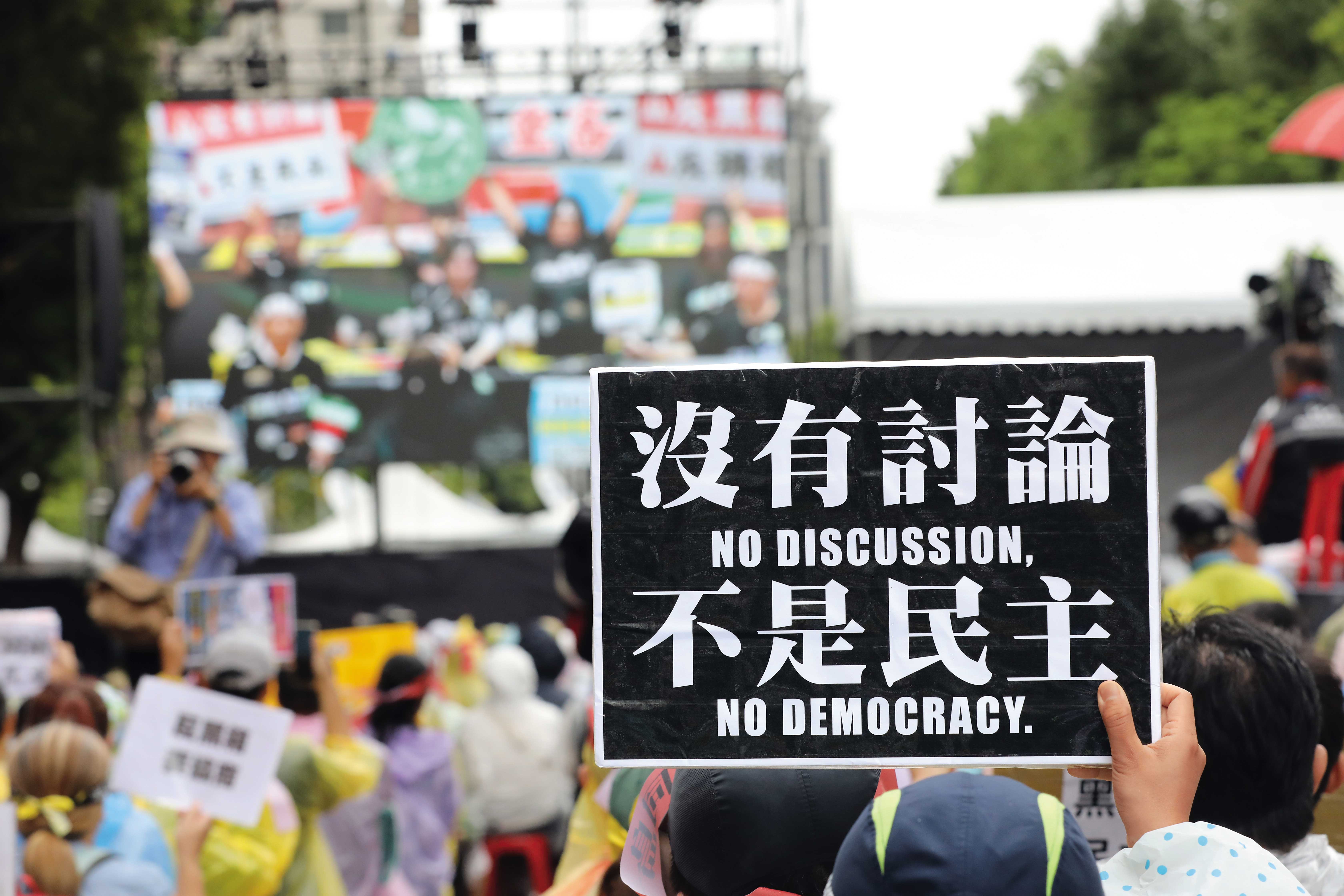 陳水扁認為，民主就是選舉萬歲，人民最大，不是總統最大，且是多元包容，不可能一言堂，少數聲音應受尊重。