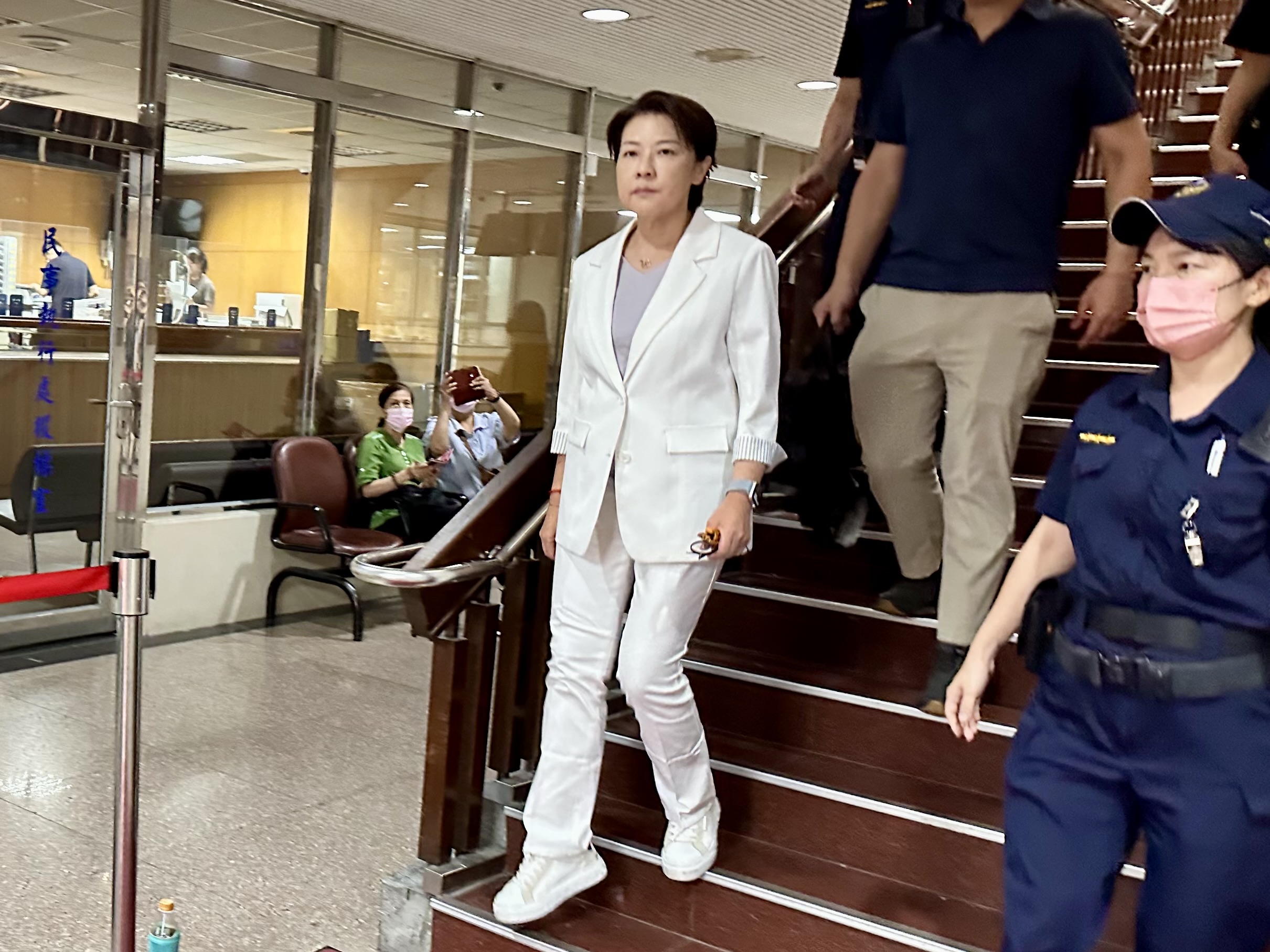 民眾黨立委黃珊珊針對京華城案至台北地院出庭作證。