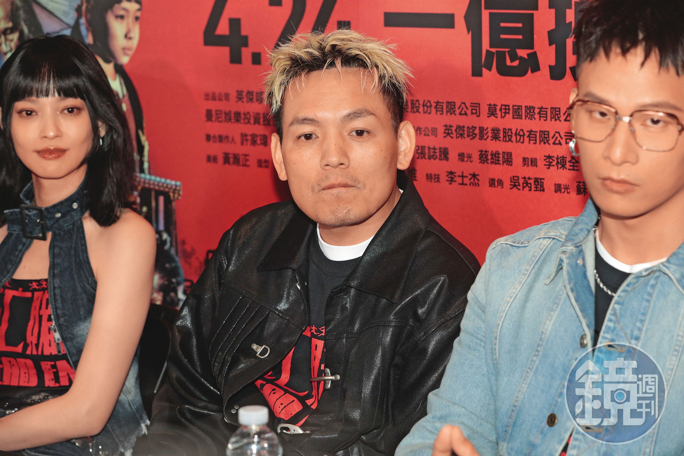 姚以緹（左）好親嗎？春風（中）嘴巴閉緊緊，打死都不說～右為黃奇斌。