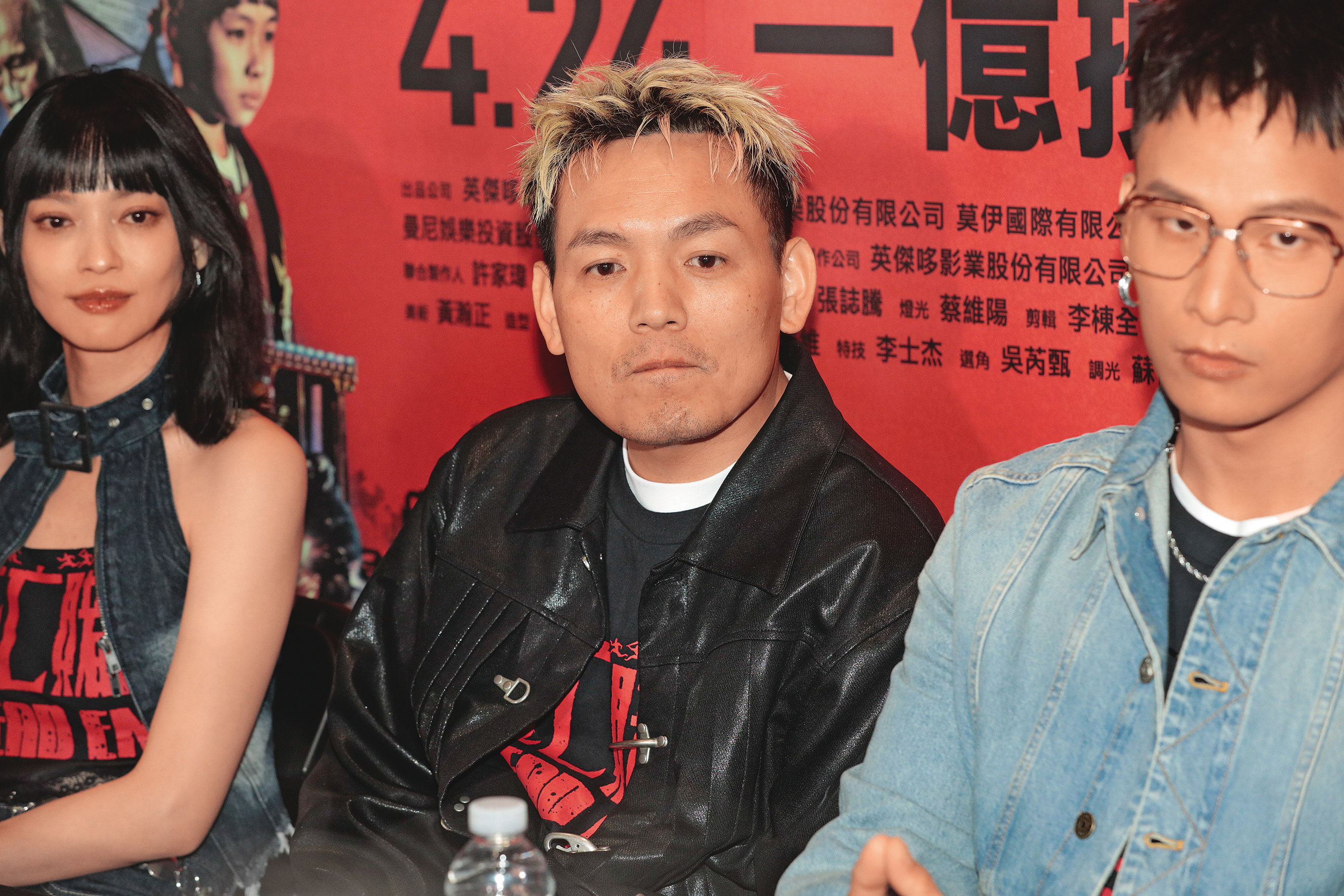 姚以緹(左)好親嗎?春風(中)嘴巴閉緊緊,打死都不說~右為黃奇斌。