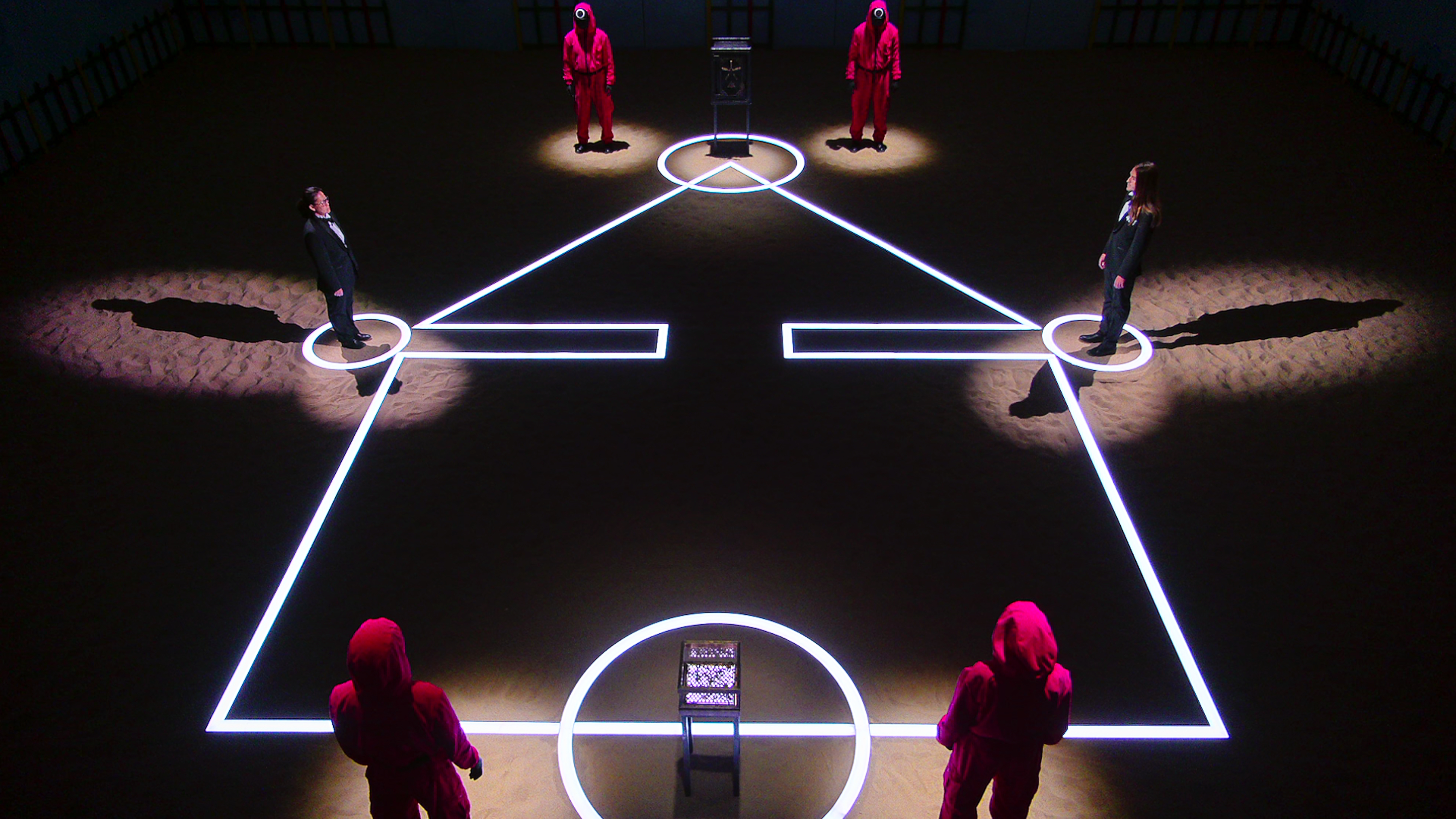 《魷魚遊戲：真人挑戰賽》最後的「魷魚遊戲」關卡，改為參賽者用猜拳的方式，決定要開啟哪一個保險箱，順利開啟的就是贏家。（Netflix提供）