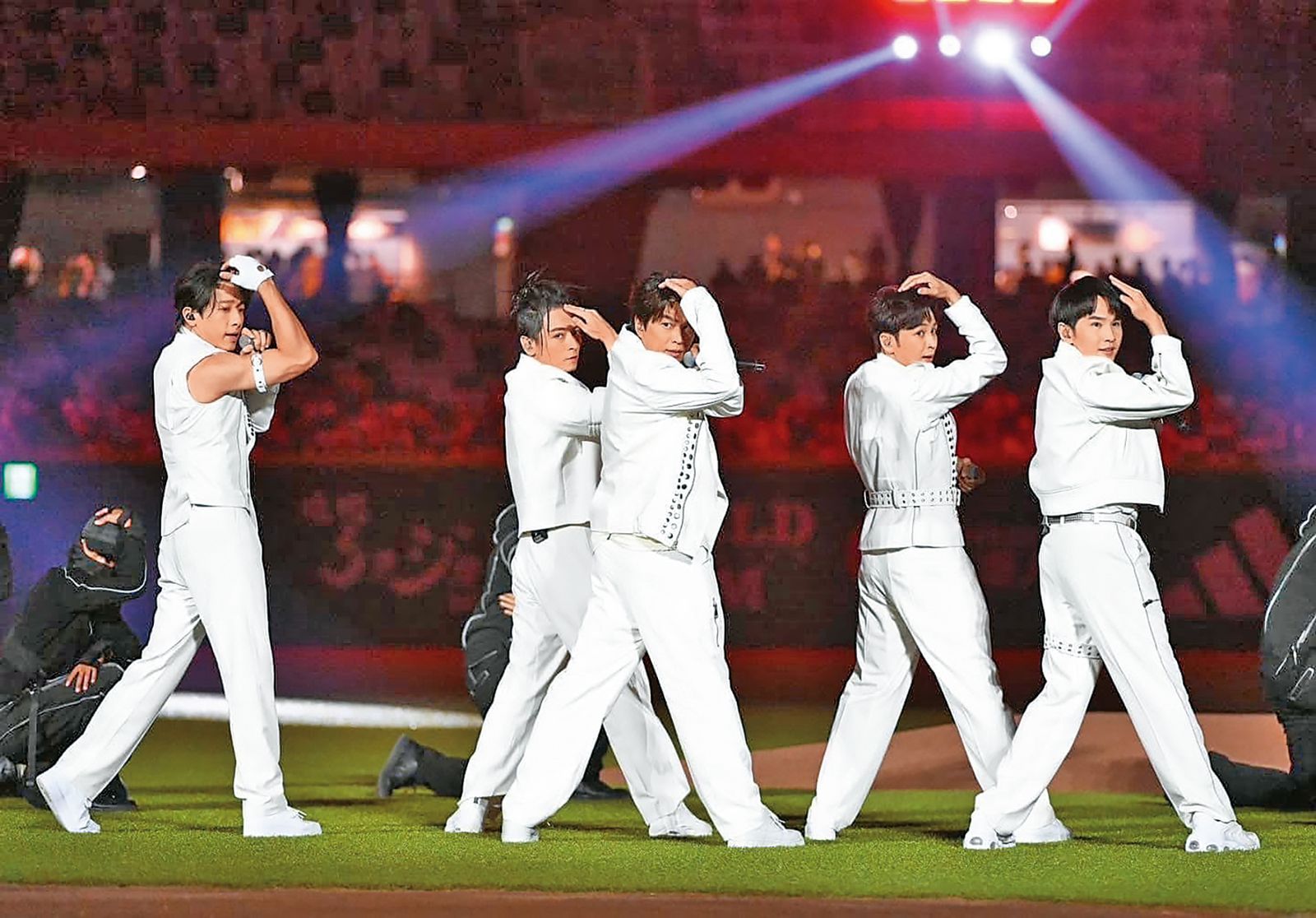 Energy成員書偉(右二)、坤達(左一)因閃兵,唱片公司做出全員休團到明年6月的決定。左二Toro、左三阿弟、右一牛奶。(翻攝自書偉臉書)