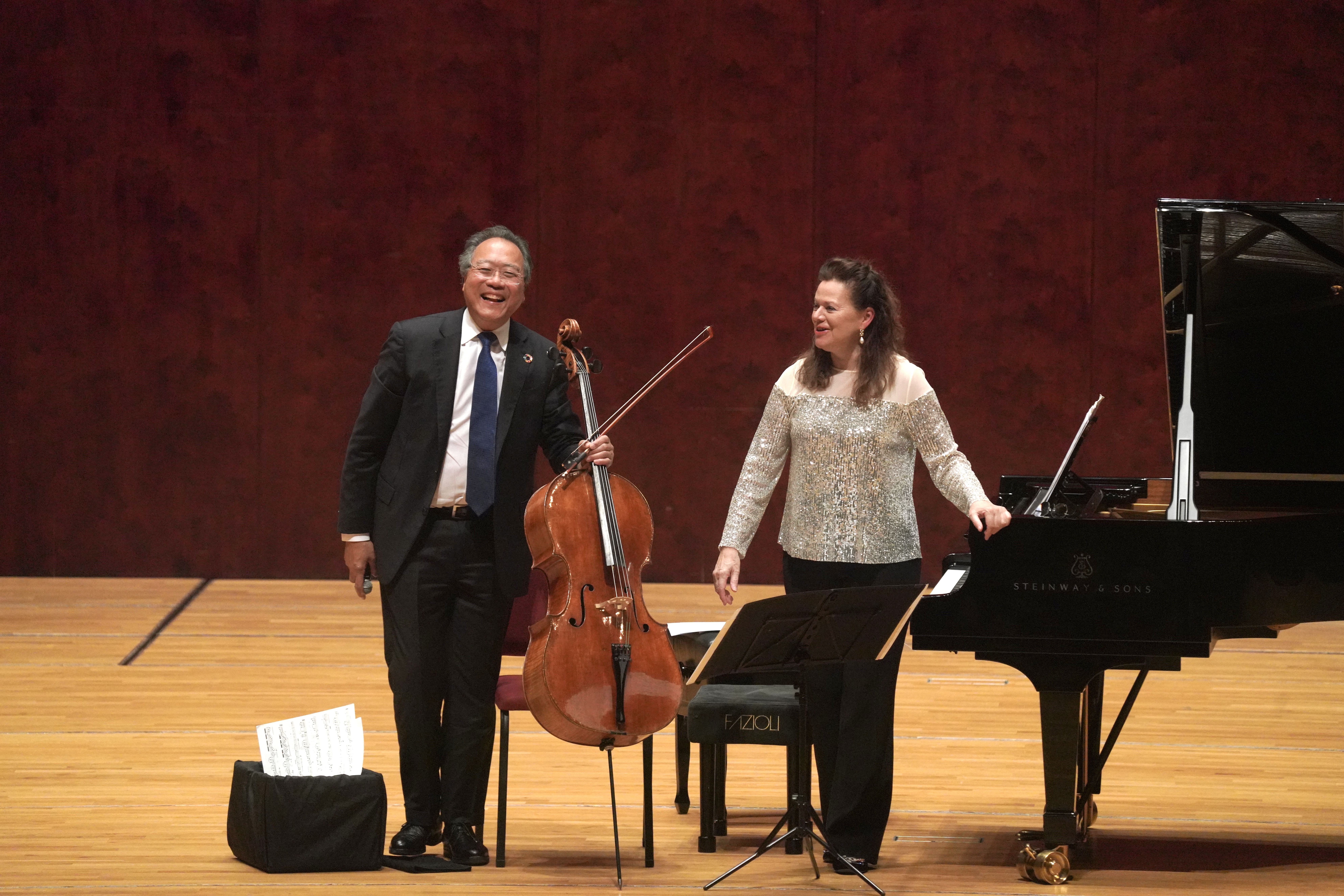 馬友友（左）與老搭檔凱瑟琳將在衛武營獻藝，是馬友友今年唯一一場在台灣的演出。（牛耳藝術提供）