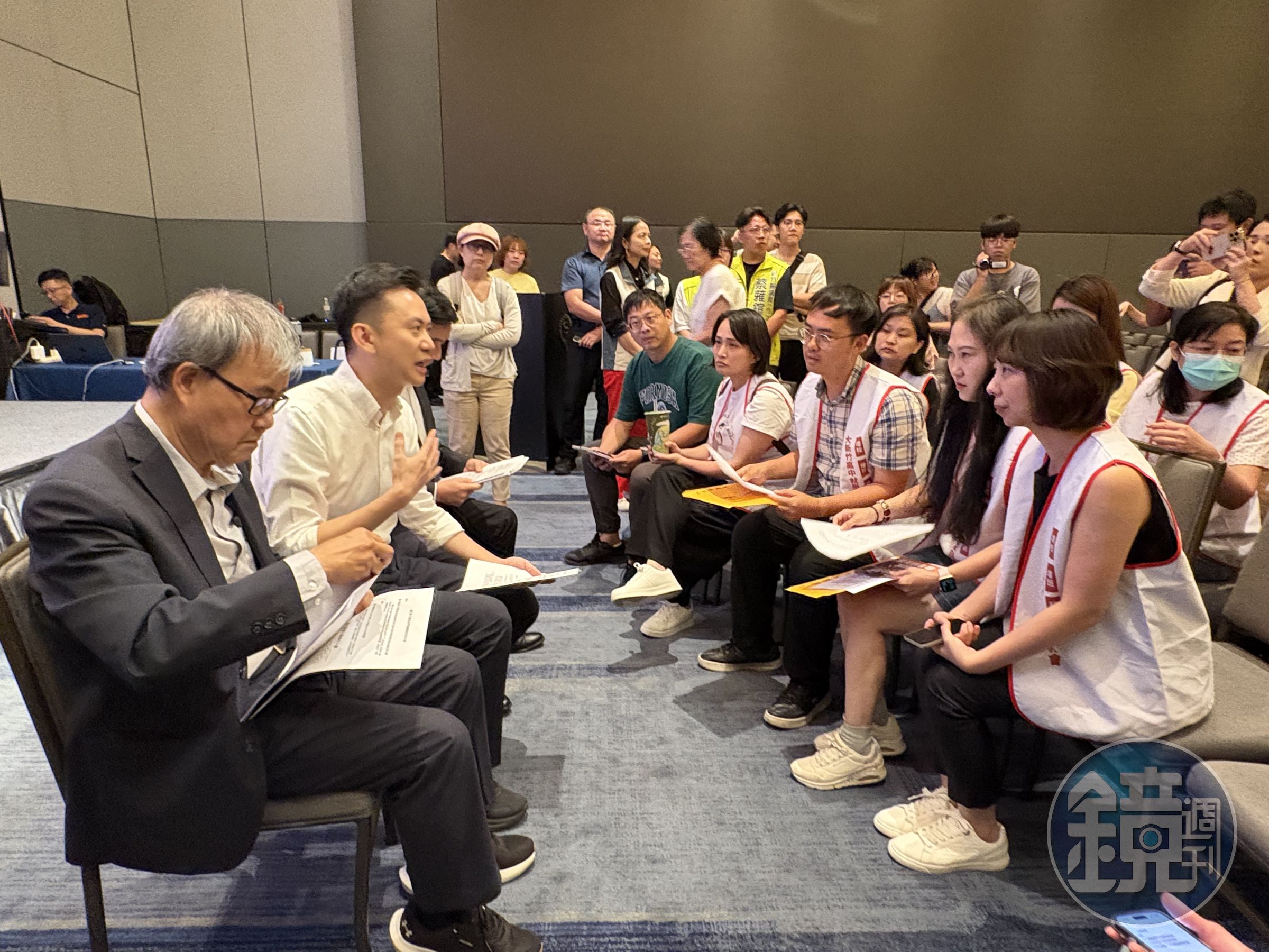 民進黨2026縣市政策說明會日前（15日）在新竹縣竹北市登場，聚焦教育、交通與城鄉治理。圖為教育部長鄭英耀（左一）、竹北市長鄭朝方（左二）會後與「大新竹高中就學權益自救會」家長成員交流，雙方就自救會遞出的白皮書展開討論。
