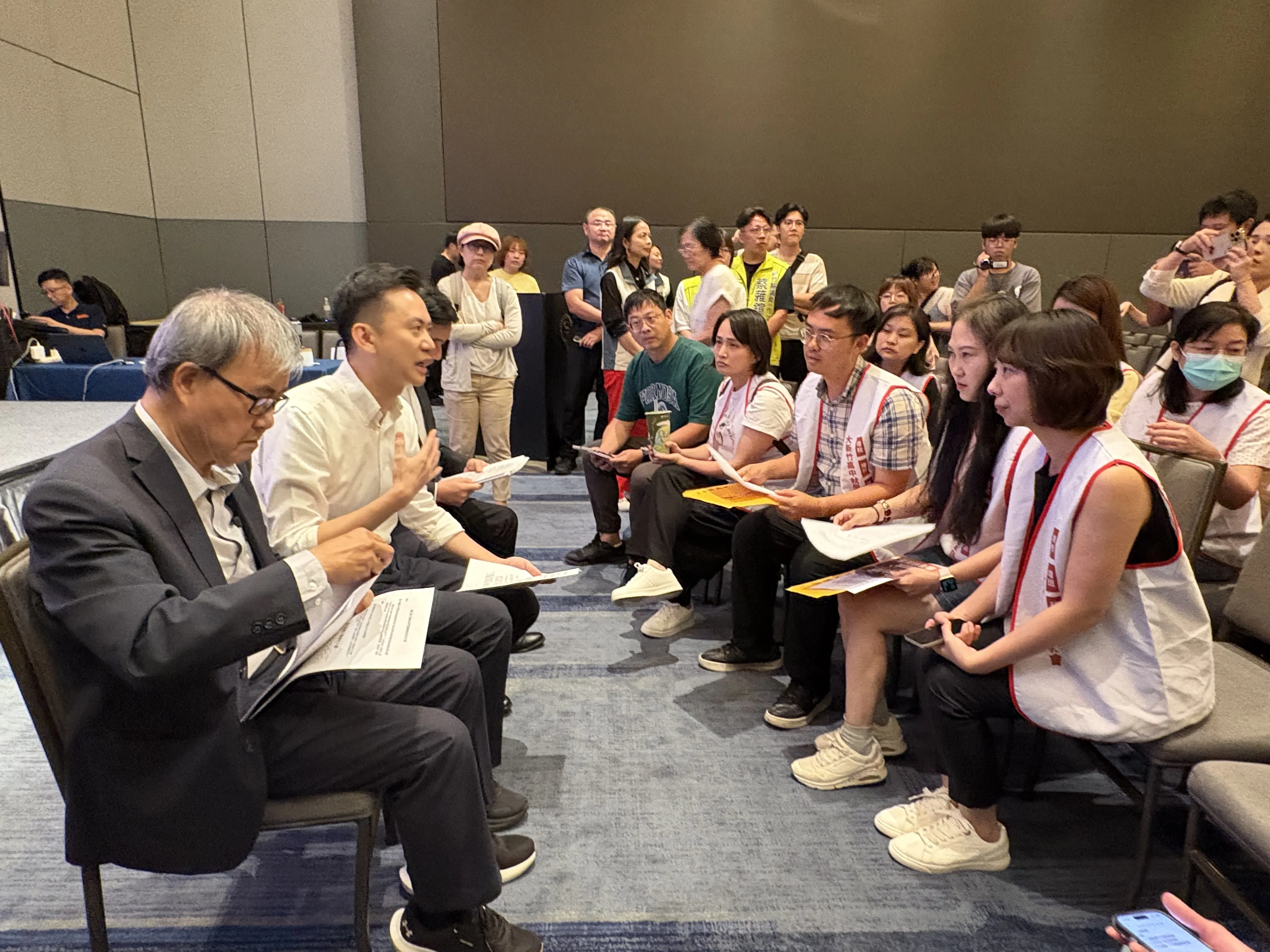 民進黨2026縣市政策說明會日前（15日）在新竹縣竹北市登場，聚焦教育、交通與城鄉治理。圖為教育部長鄭英耀（左一）、竹北市長鄭朝方（左二）會後與「大新竹高中就學權益自救會」家長成員交流，雙方就自救會遞出的白皮書展開討論。